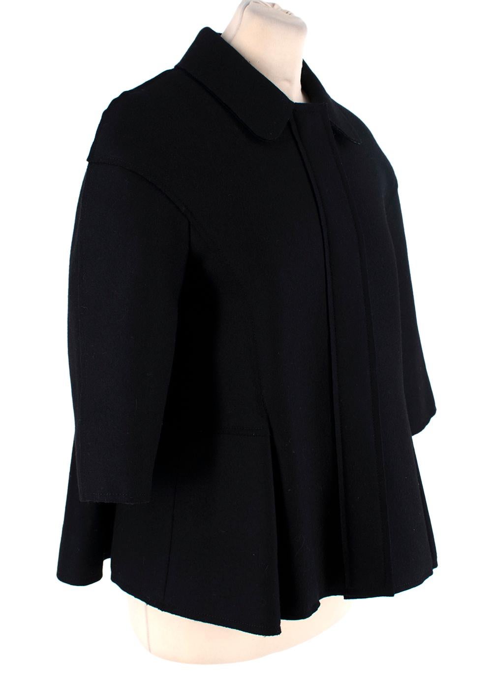 Erdem - Giacca nera in lana con cappuccio

- Elegante giacca in lana con orlo swing di ispirazione anni '60.
- Colletto a punta arrotondato, chiusura frontale con bottoni a pressione oversize
- Cuciture a filo vivo su tutto il capo, cucitura del