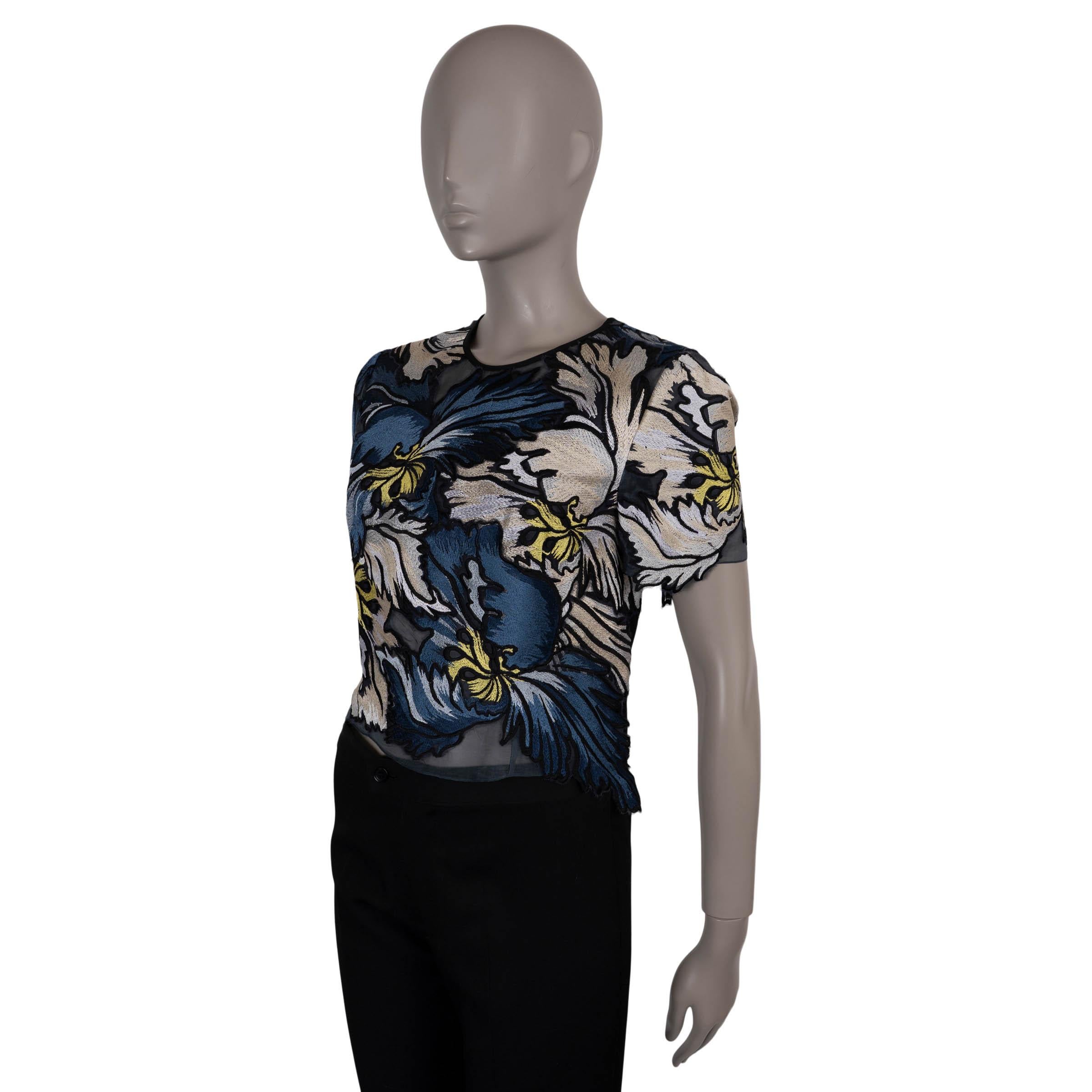 Questo top Erdem Emiko autentico al 100% è realizzato in organza blu navy in poliestere (62%), acrilico (23%), lana (6%), poliammide (4%), viscosa (4%) ed elastan (1%). Completamente ricamato con audaci fiori blu, crema e gialli, il design lascia