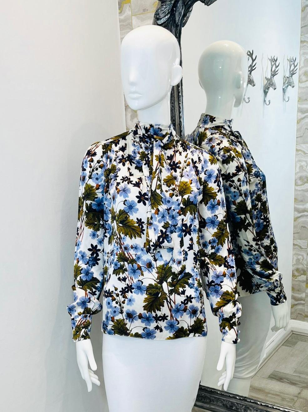 Erdem Floral Tie Neck Top

Long sleeved blouse designed with muted light blue and dark green floral prints throughout.

Detailed with high, tied neckline and buttoned cuffs.

Size – S (Label missing but corresponds)

Condition – Very