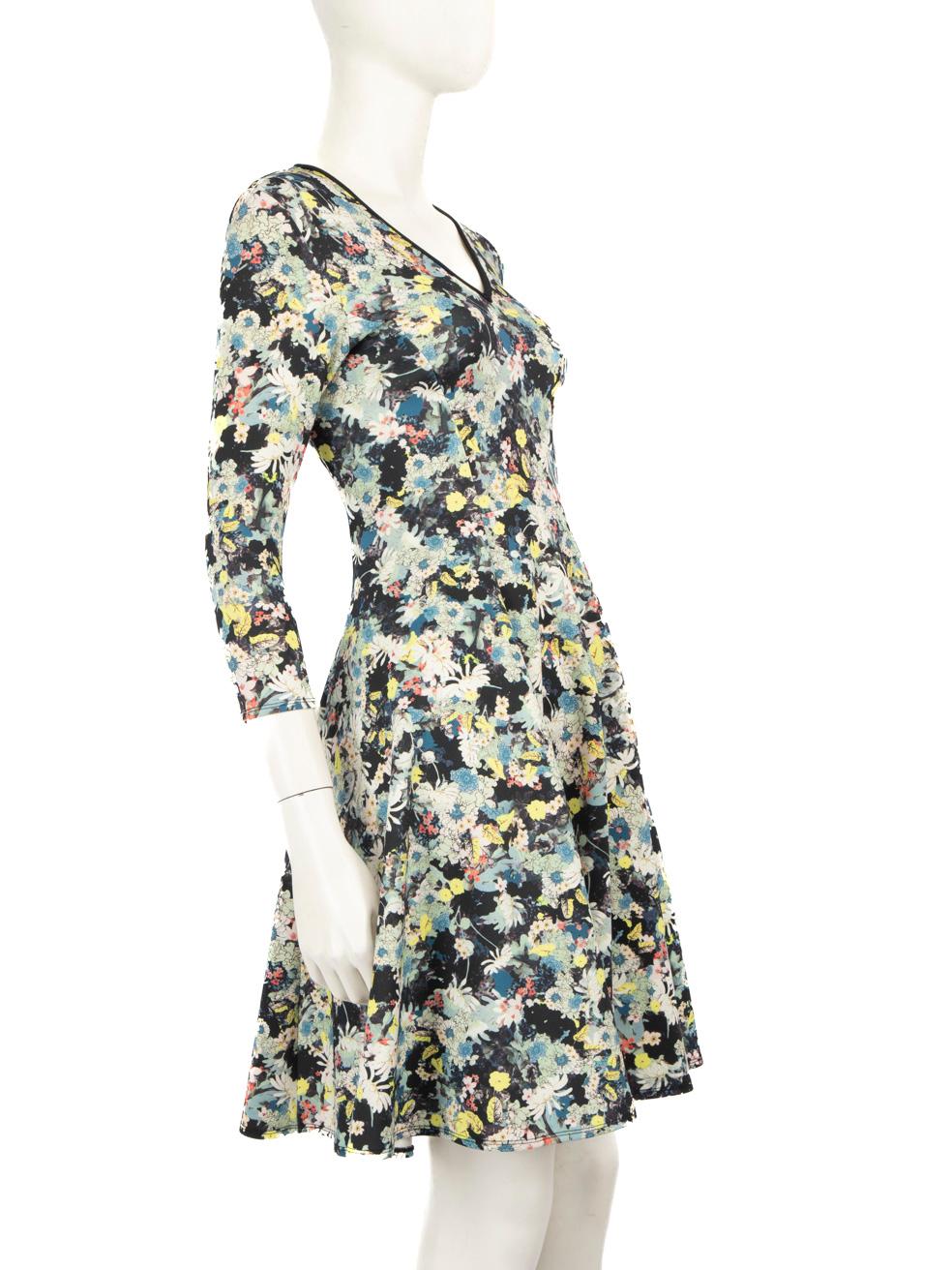 CONDITION is Very Good. Hardly any visible wear to dress is evident on this used Erdem designer resale item. The composition label is faded.



Details


Multicolour- green tone

Polyester

Dress

Floral print

Midi

Long sleeves

V-neck

Back zip