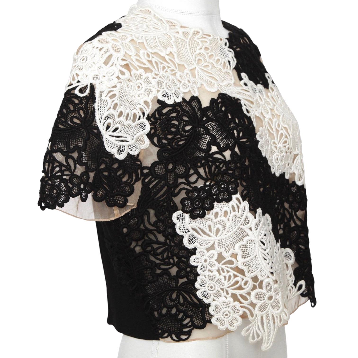 GUARANTEED AUTHENTIC TIMELESS ERDEM EMIKO LACE APPLIQUE TOP

 

Design:
- Classic cropped top with black and white lace appliqué.
- Nude silk backing.
- Crew neckline.
- Rounded shoulder, short sleeve.
- Rear full zipper closure.

Size: US