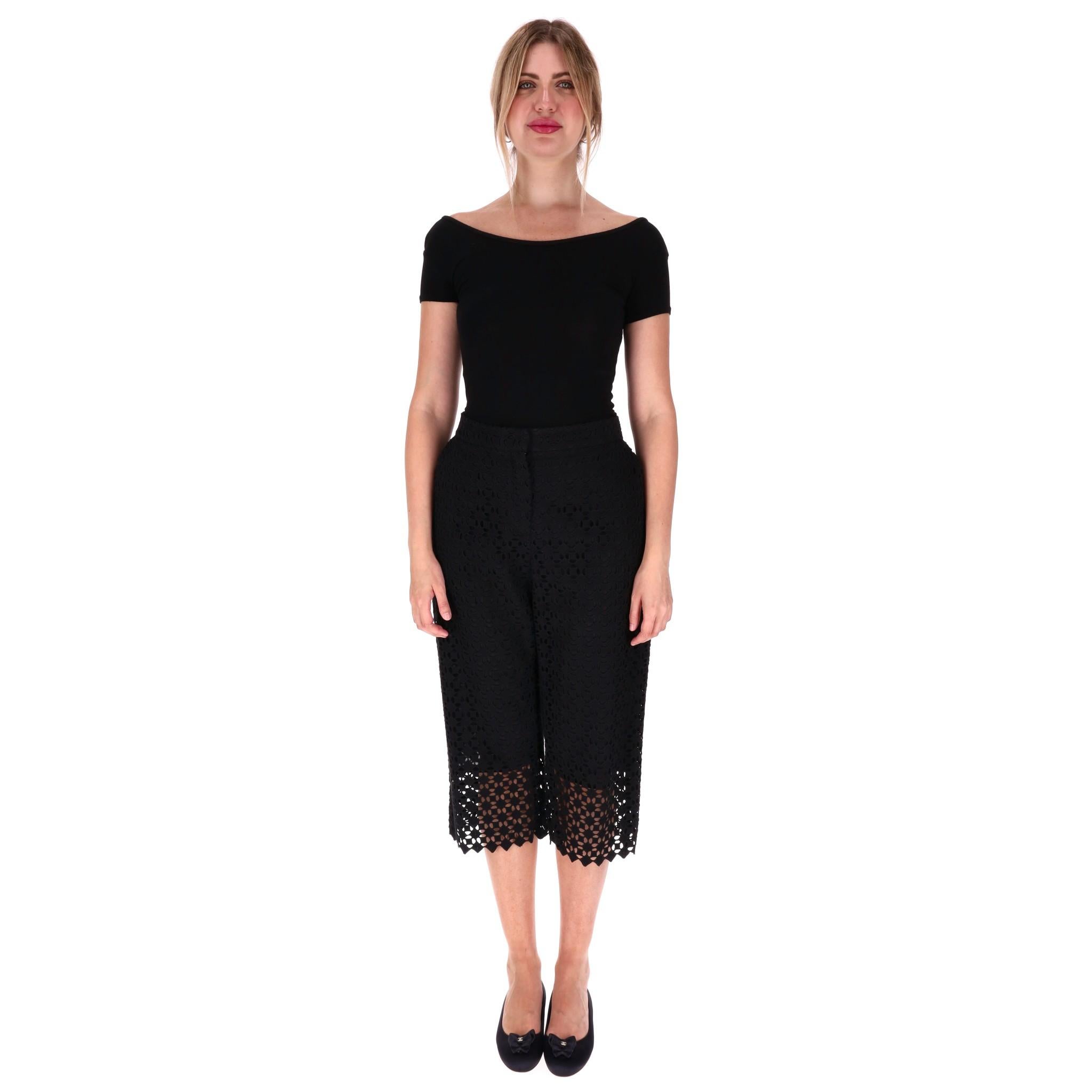 Erdem Laser-Cut Cotton Wide Capri Trousers

Black capri trousers crafted from cotton and designed with laser-cut pattern overlay.

Featuring wide leg, high waist with zip and hook-and-bar closure.

Size – 12UK

Condition – Very Good

Composition –