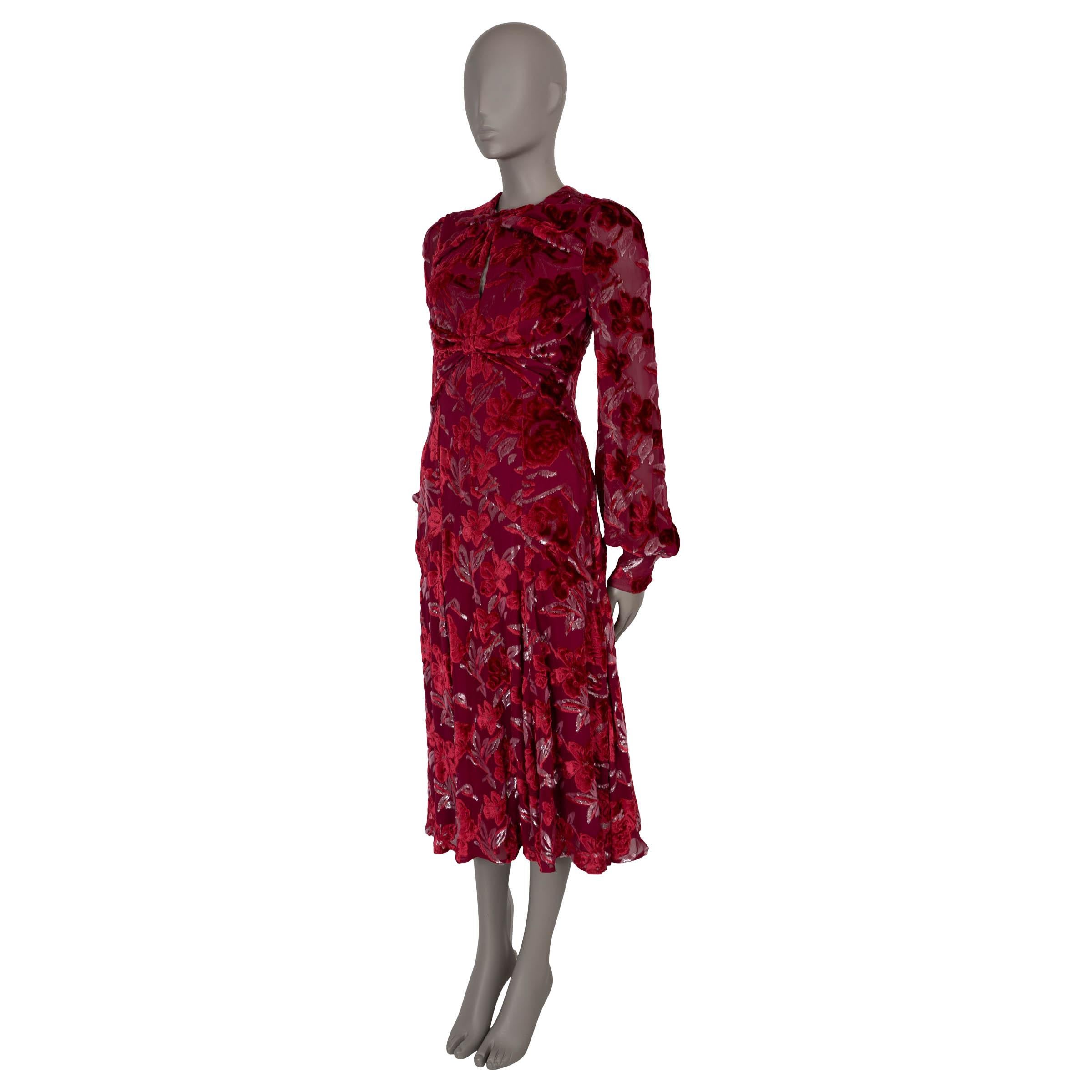 Dieses 100% authentische Erdem Carwen Cocktailkleid ist aus luxuriösem, himbeerfarbenem, geblümtem Voile-Jacquard gefertigt, der aus einer Mischung aus Viskose (48%), Seide (39%) und Polyamid (13%) besteht und so ein reichhaltiges, strukturiertes