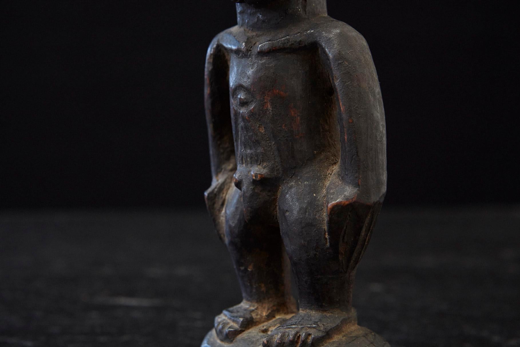 A.Ibeji Male Commemorative Figure, Yoruba People, Nigeria, early 20th C. en vente 2