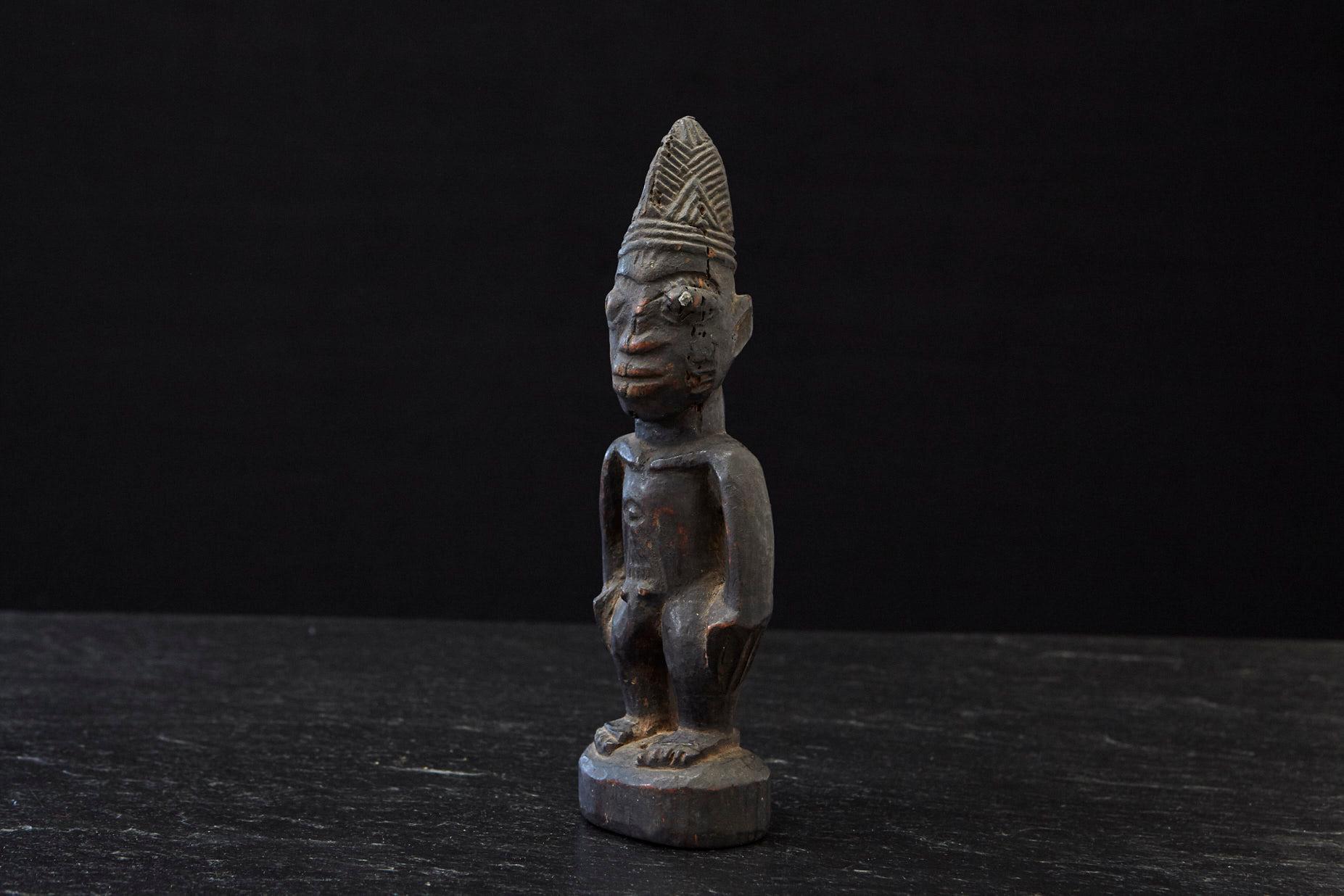 Ere Ibeji Männliche Gedenkfigur, Yoruba People, Nigeria, Anfang 20. (Stammeskunst) im Angebot