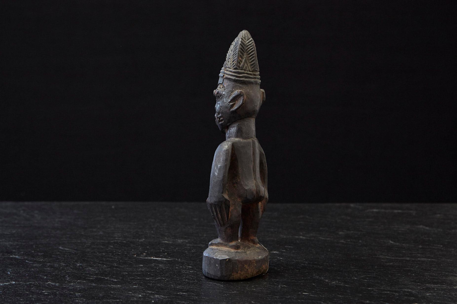 Sculpté à la main A.Ibeji Male Commemorative Figure, Yoruba People, Nigeria, early 20th C. en vente