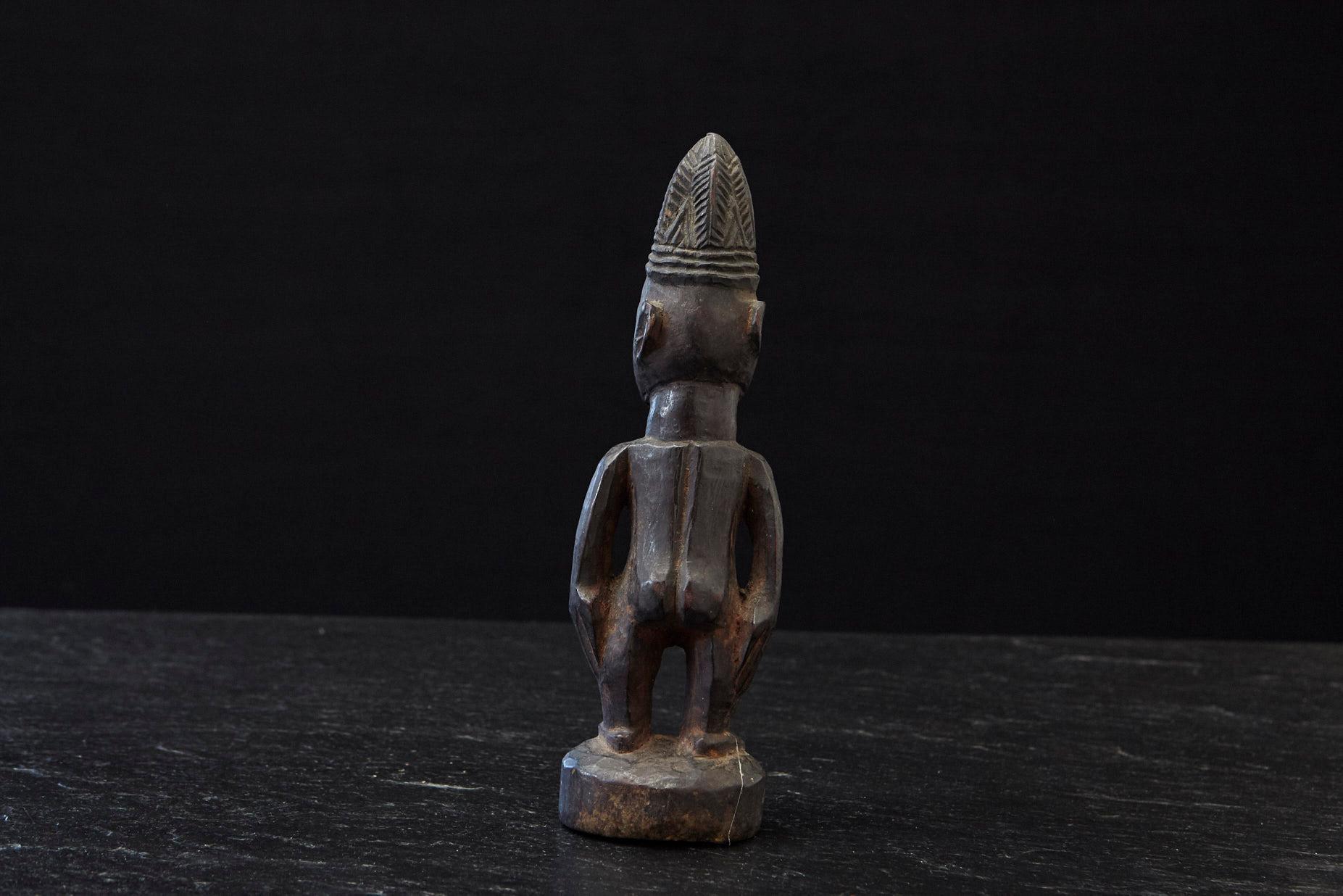 A.Ibeji Male Commemorative Figure, Yoruba People, Nigeria, early 20th C. Bon état - En vente à Aramits, Nouvelle-Aquitaine