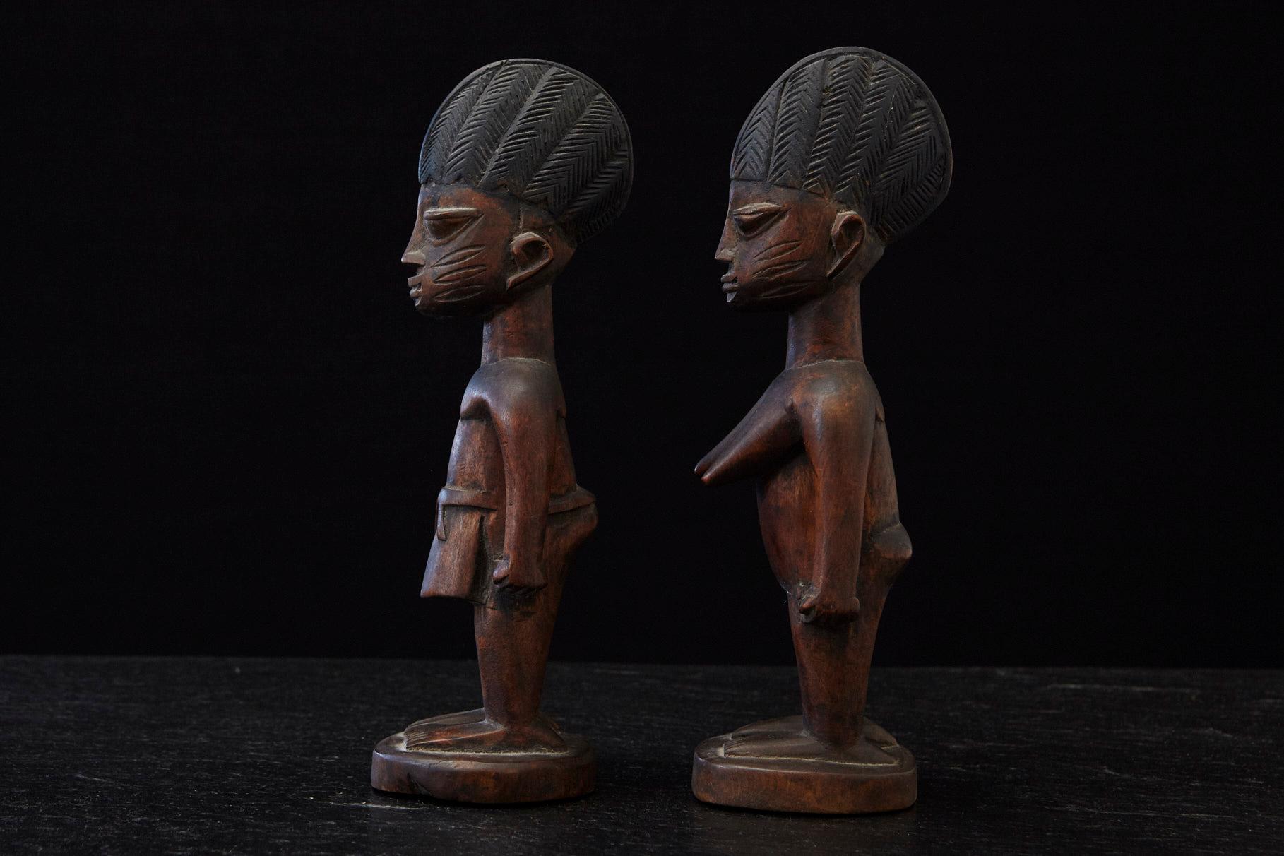 Nigérian Ere Ibeji Paire de figurines commémoratives, Abeokuta, Yoruba People Nigeria, 20e C. en vente