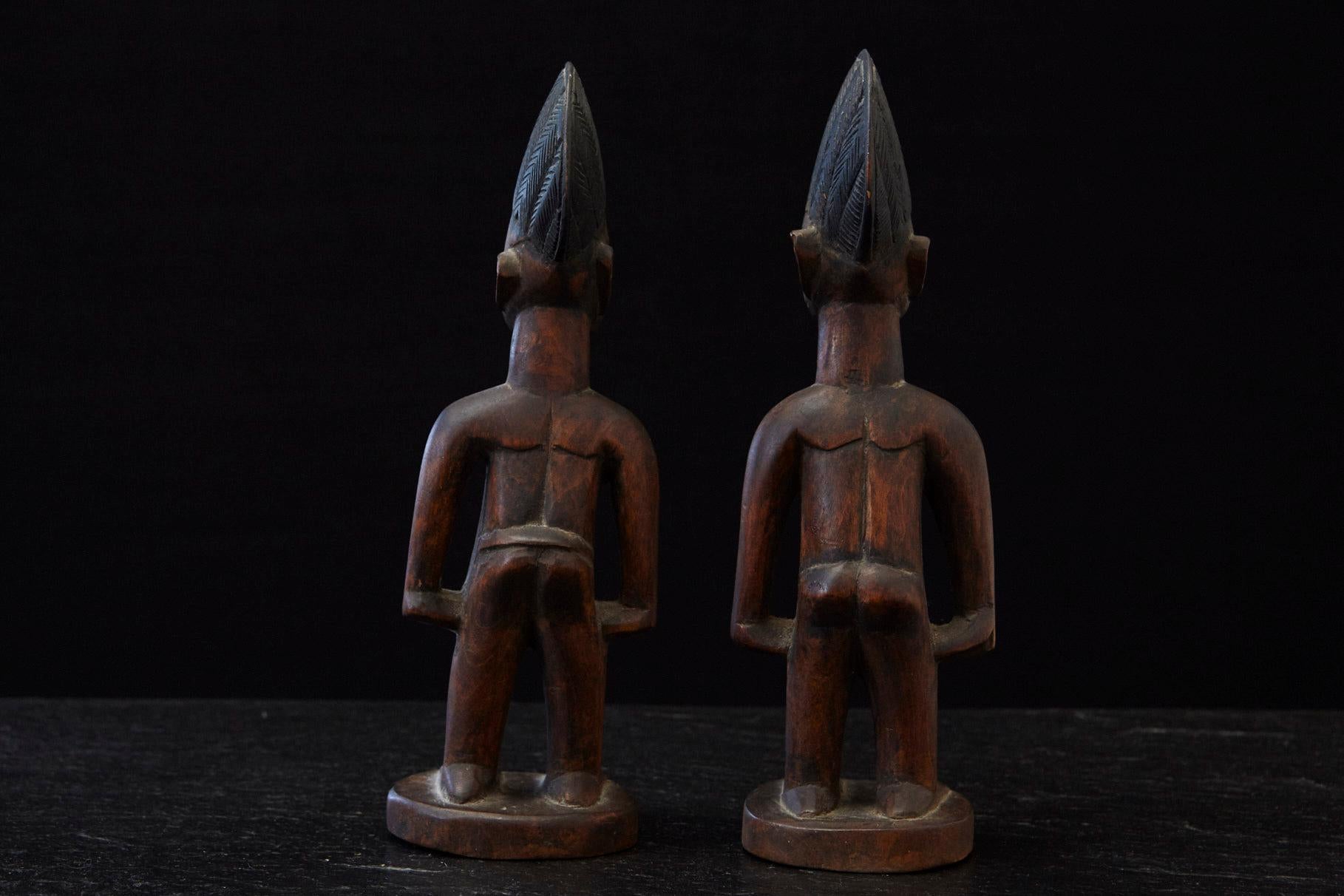 Sculpté à la main Ere Ibeji Paire de figurines commémoratives, Abeokuta, Yoruba People Nigeria, 20e C. en vente