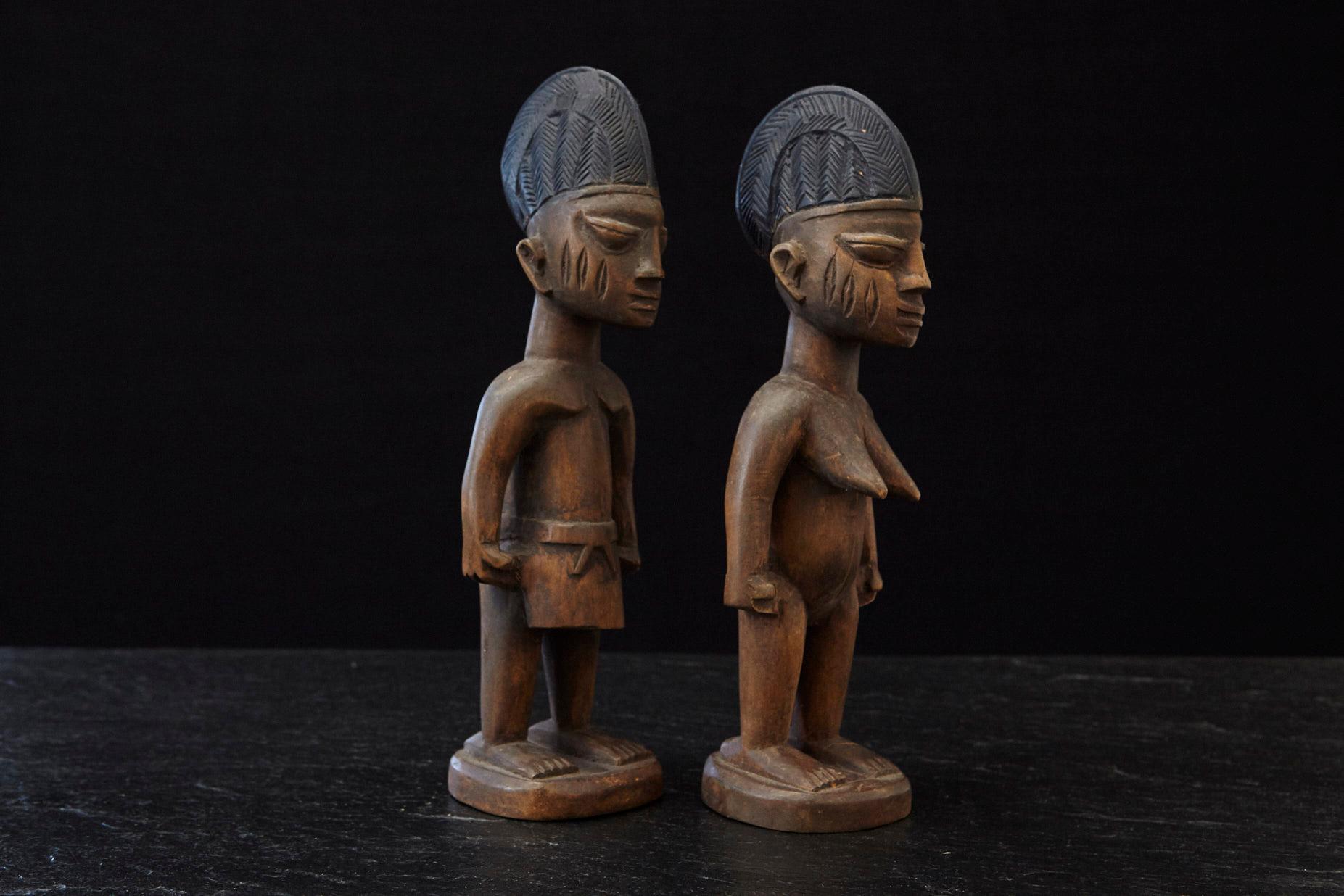 Eres Ibeji Gedenkfiguren-Paar, Abeokuta, Yoruba People Nigeria, 20. Jahrhundert (Holz) im Angebot