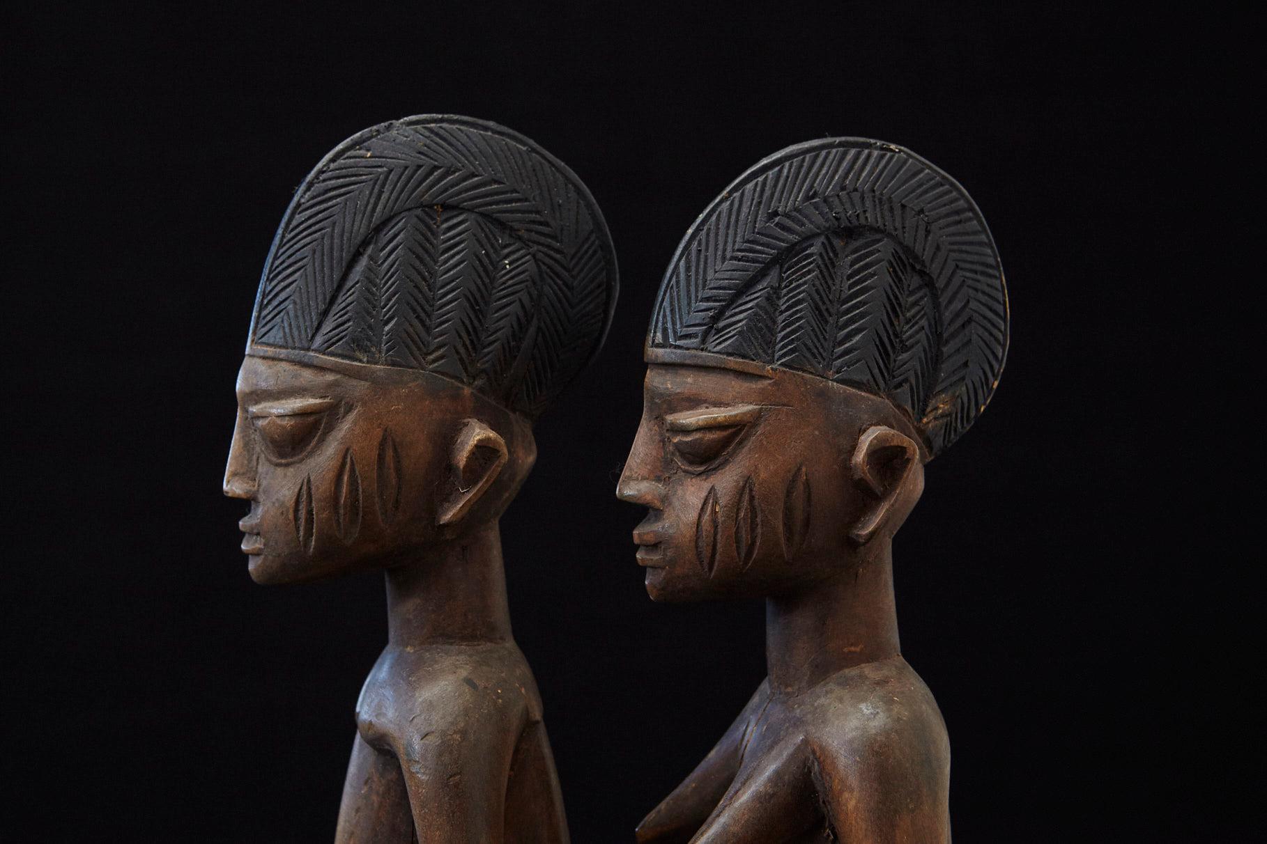 Ere Ibeji Paire de figurines commémoratives, Abeokuta, Yoruba People Nigeria, 20e C. en vente 1