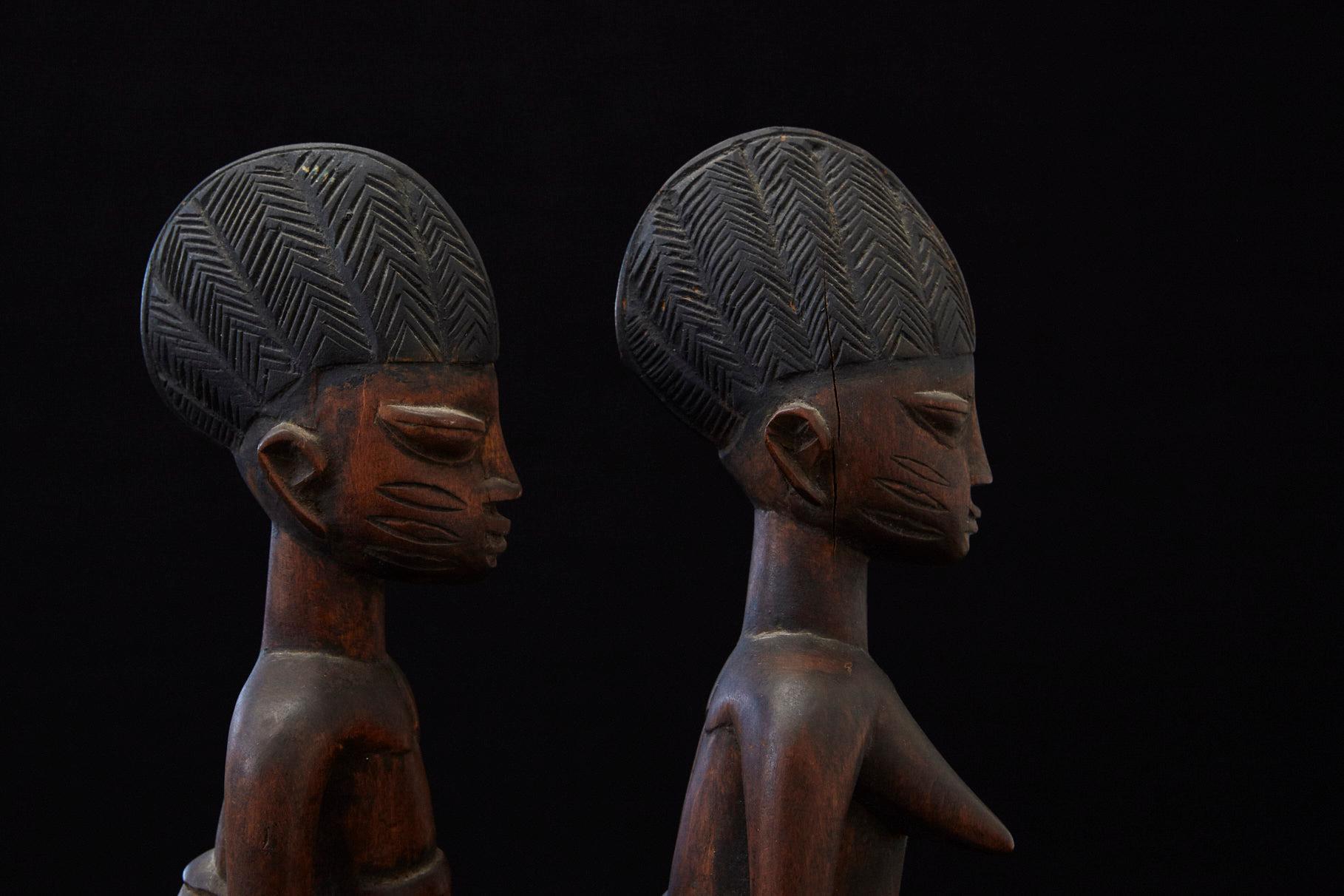 Ere Ibeji Paire de figurines commémoratives, Abeokuta, Yoruba People Nigeria, 20e C. en vente 1