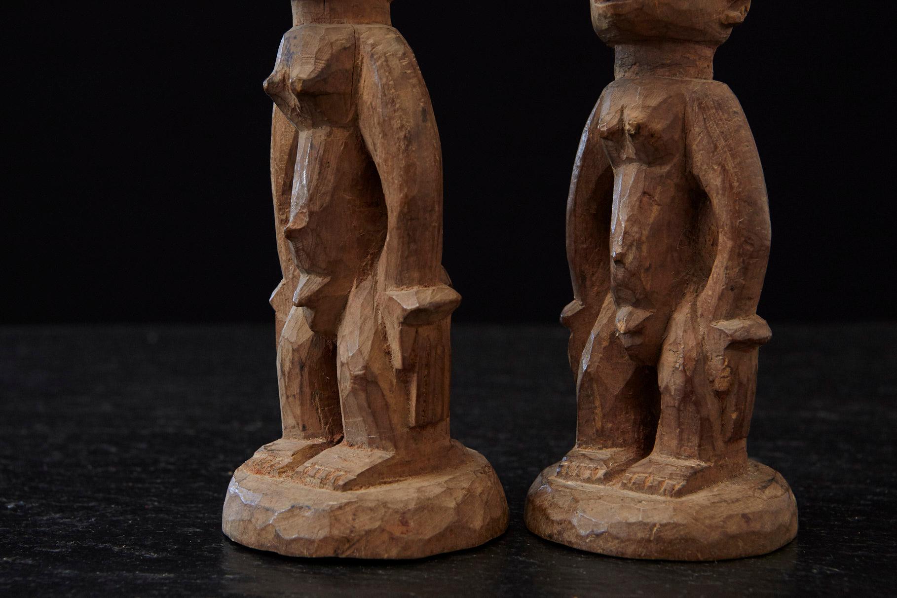 Ere Ibeji Paire de figurines commémoratives, Eres, Yoruba People, Nigeria, 20e C. en vente 1