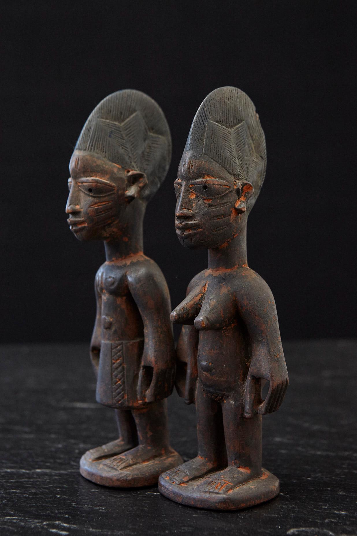 Eres Ibeji Gedenkfigurenpaar, Ife, Yoruba People Nigeria Anfang 20. (Holz) im Angebot