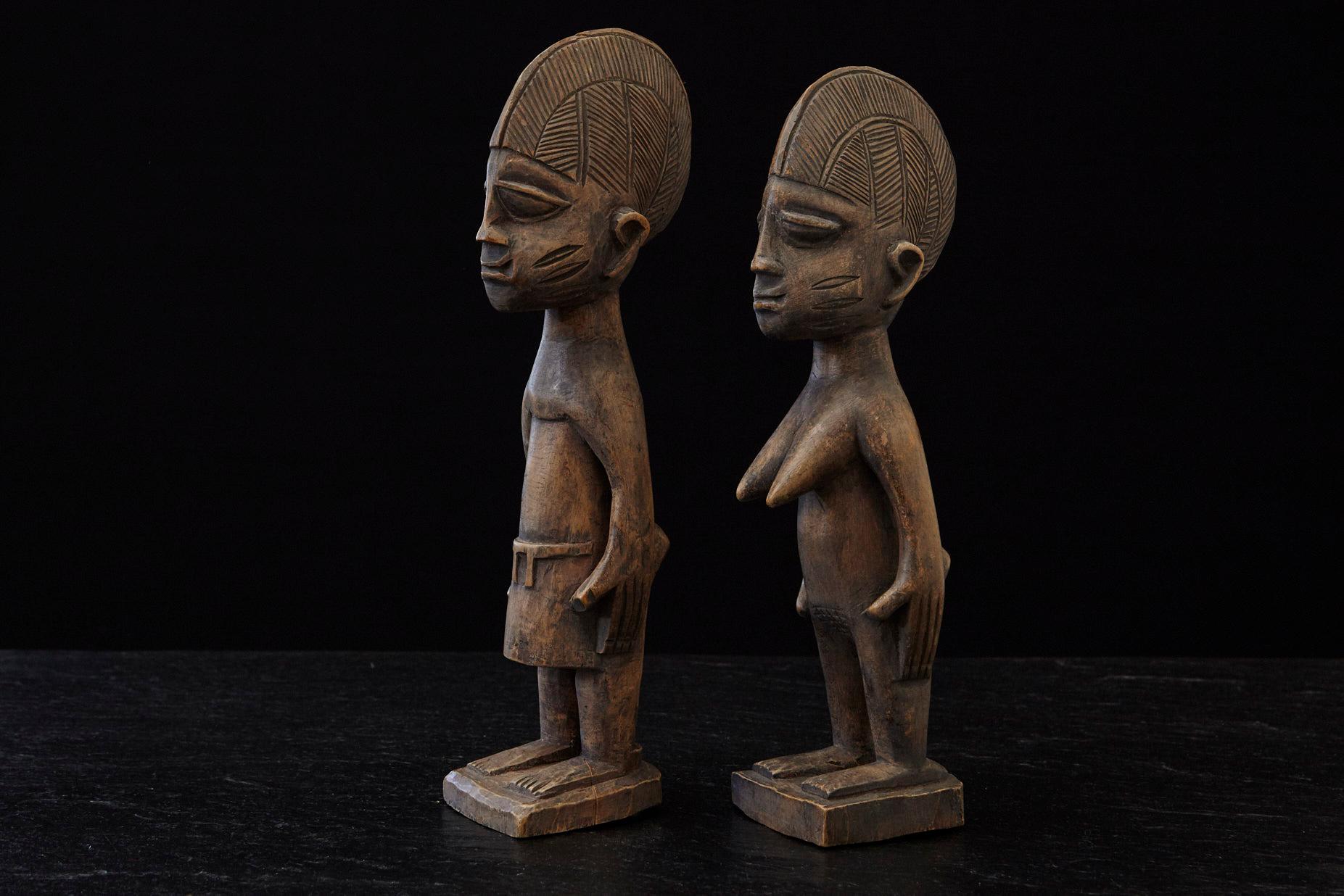 Eres Ibeji Gedenkfiguren-Paar, Ogbomosho, Yoruba People Nigeria 20. Jahrhundert (Stammeskunst) im Angebot