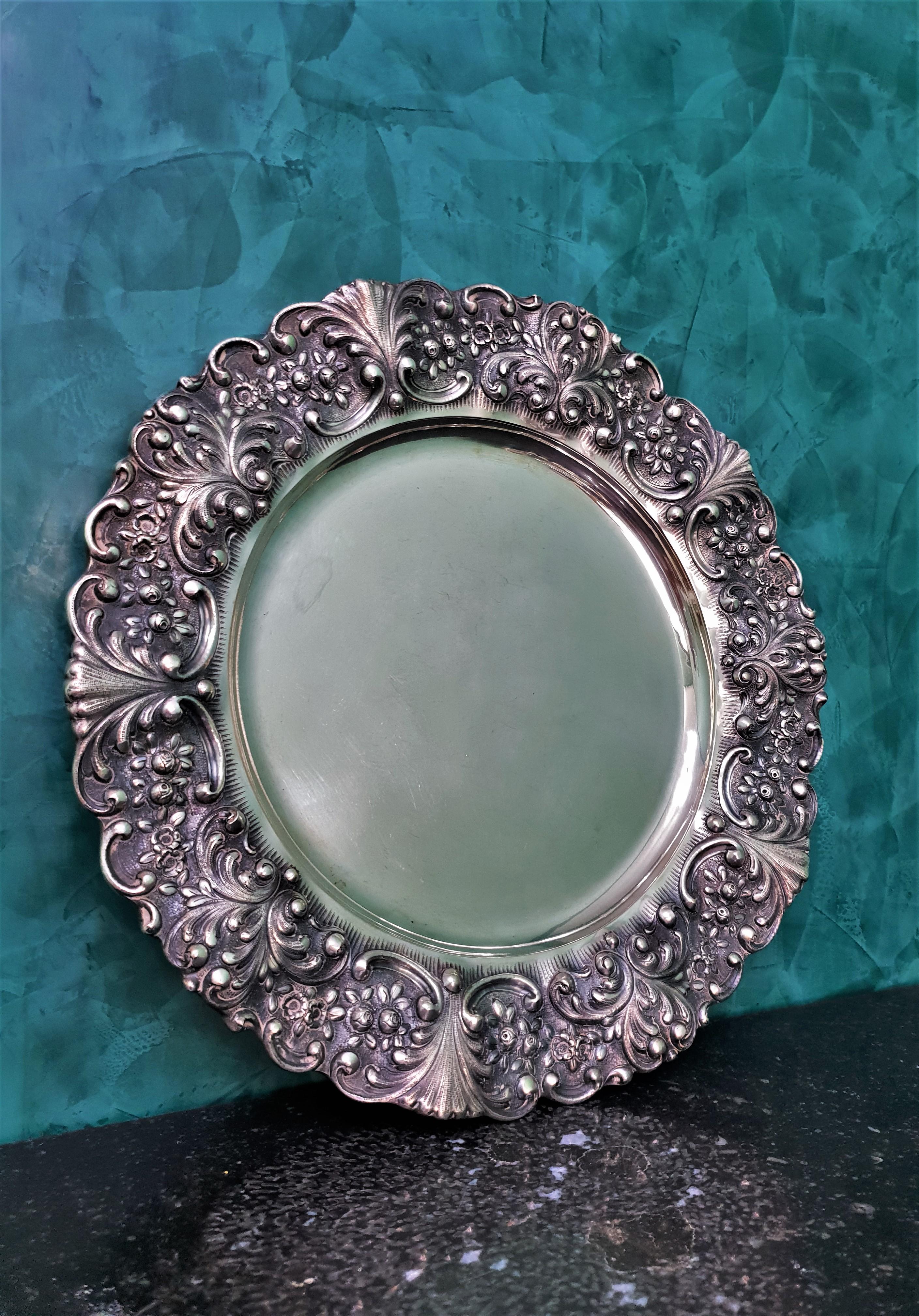 Beautiful round silver tray, hand worked and engraved with flowers and leaves motives.
Realized in Milan by eredi Proserpio, circa 1960s.
Measures: Diameter 37 cm - weight 1050 gr.
 