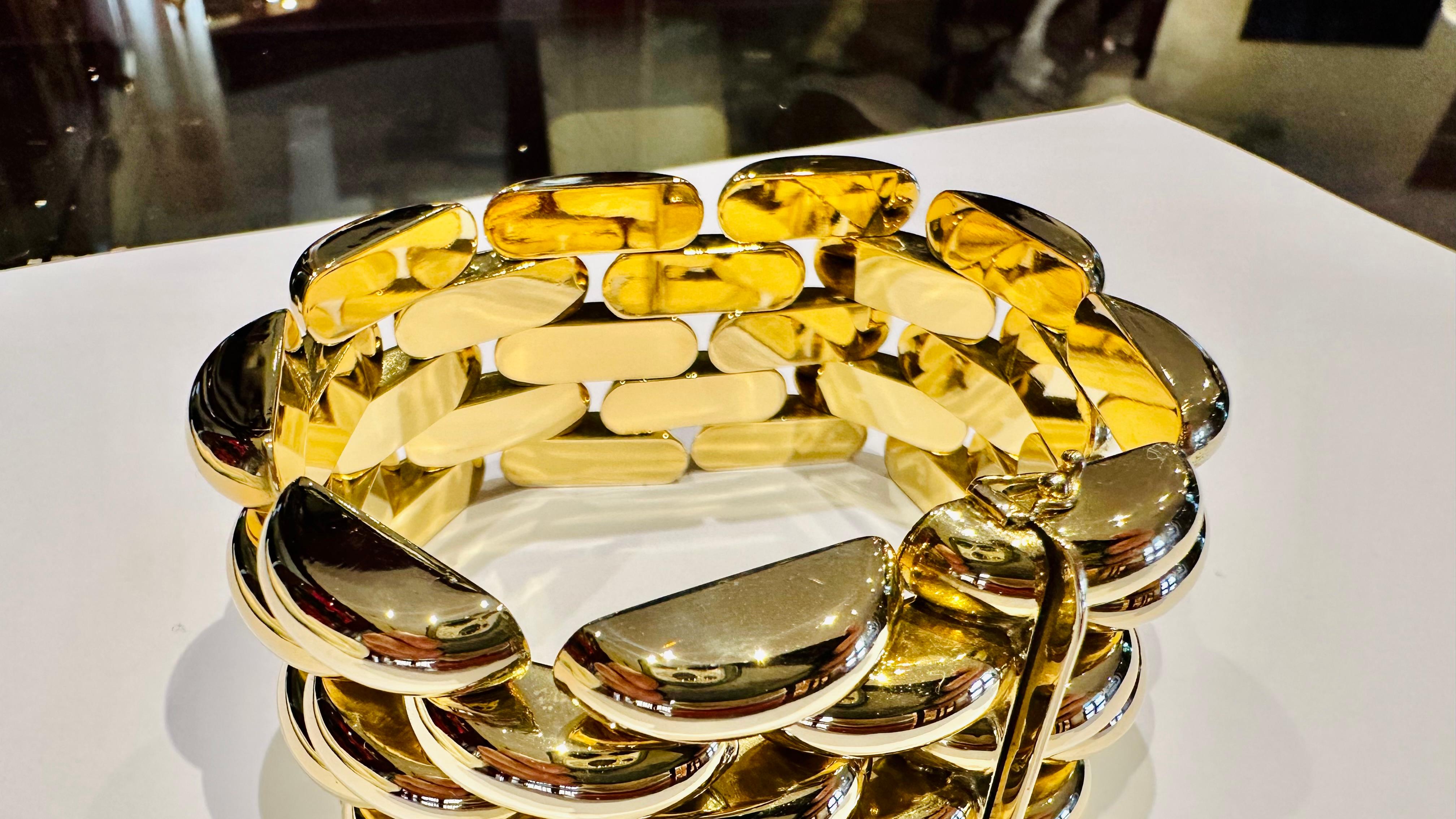 Golden Legacy: Solid Yellow Gold Bracelet - Icon of Timeless Luxury For Sale 11