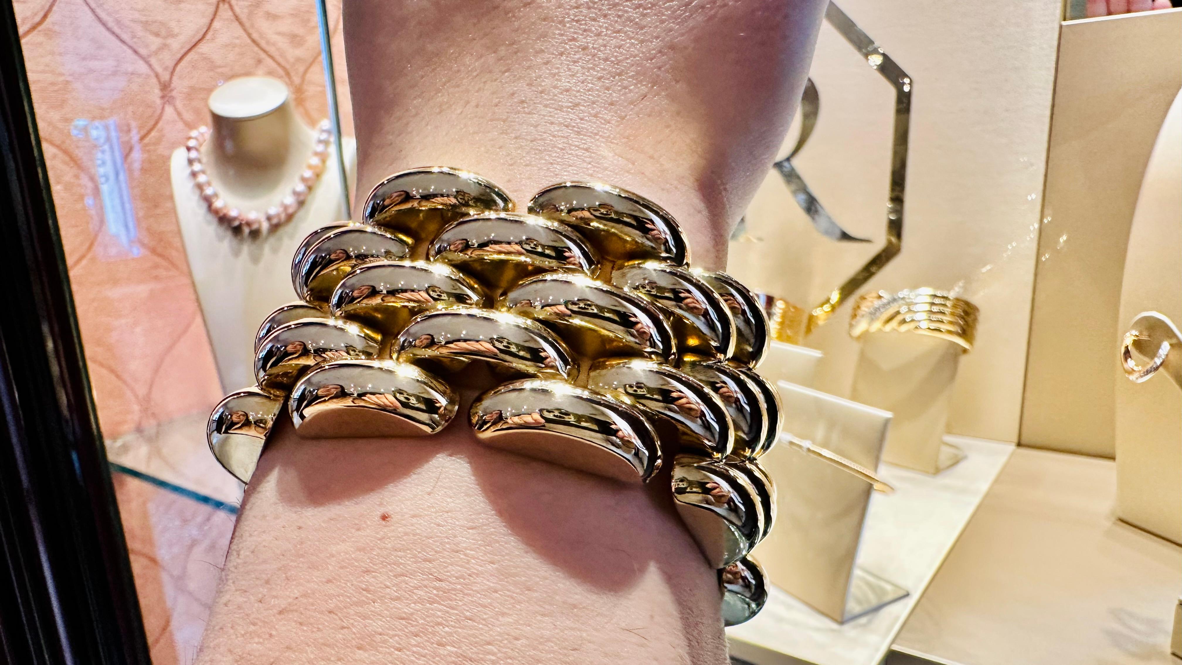 Golden Legacy: Solid Yellow Gold Bracelet - Icon of Timeless Luxury For Sale 3