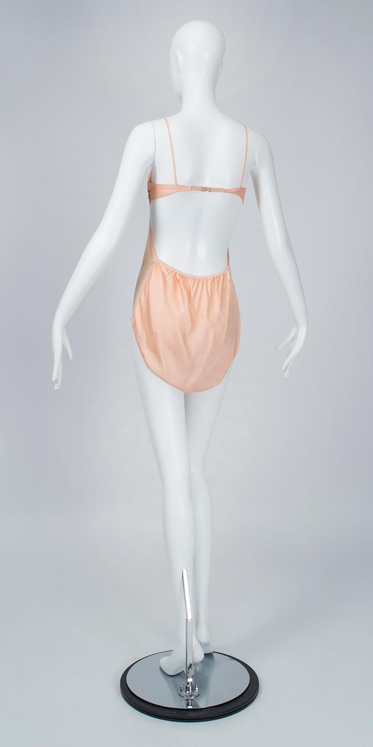 Vonès inspirierter pfirsichfarbener Seiden-Charmeuse-Bodysuit mit offenem Rücken und Step-In aus Teddy - M, 1930er Jahre im Zustand „Gut“ im Angebot in Tucson, AZ