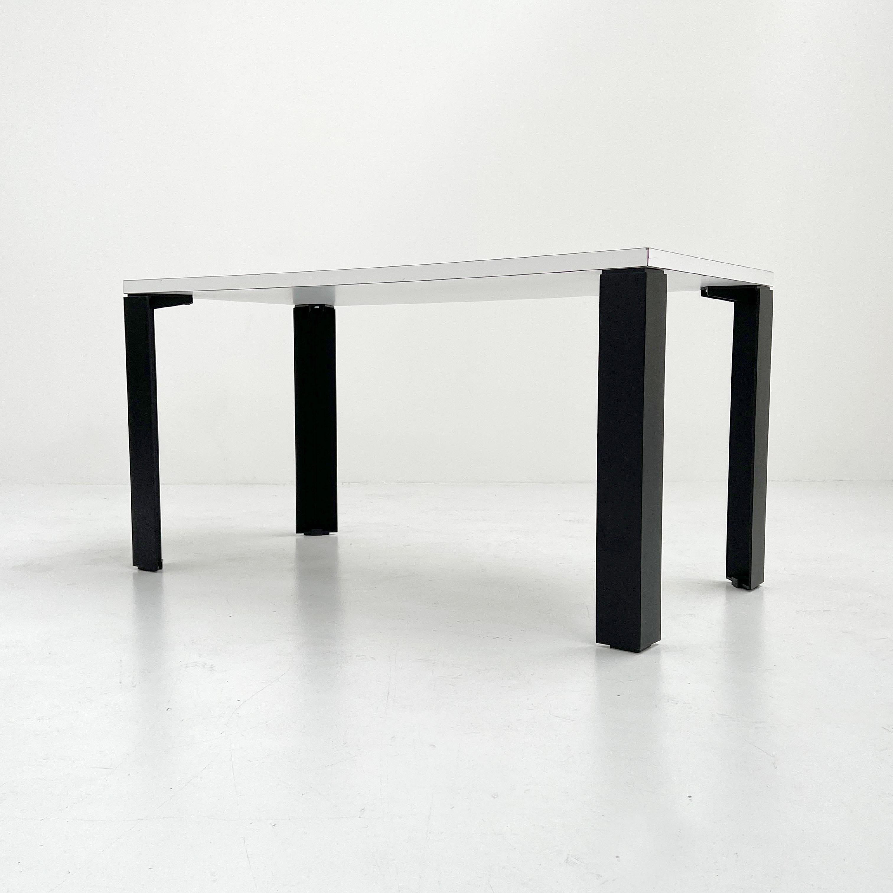 Eretteo Dining Table with Black Feet by Örni Halloween for Artemide, 1970s In Good Condition In Ixelles, Bruxelles