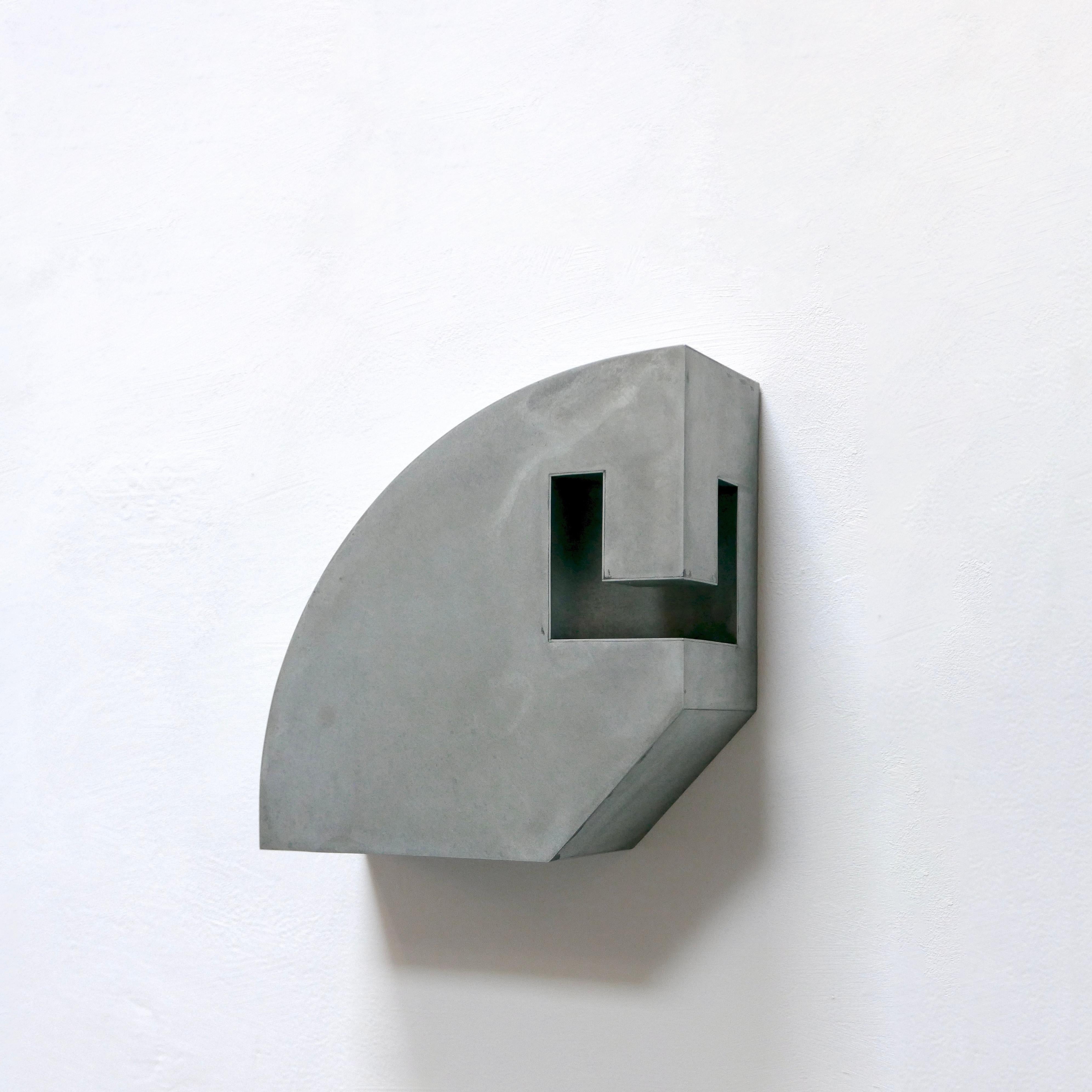 Simon Oud (né en 1958, Pays-Bas) crée des sculptures principalement en zinc, parfois combinées à des éléments en laiton. Oud n'est pas un sculpteur, car il ne taille pas dans la masse. Il ne part pas d'un volume dont il prélève des pièces, mais il