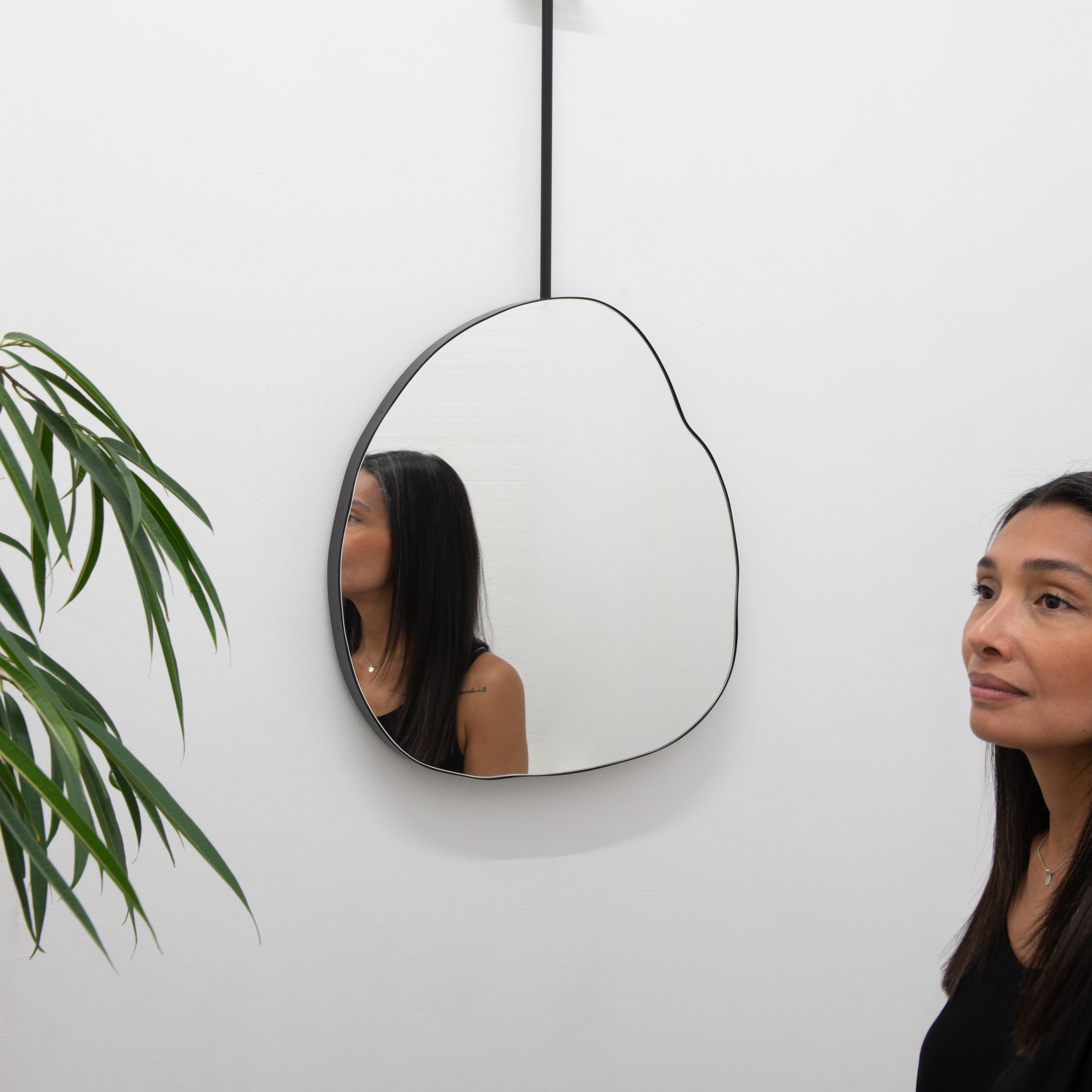 Specchio organico a forma libera sospeso a soffitto Ergon con cornice moderna in nero opaco In condizioni Nuovo in vendita a London, GB