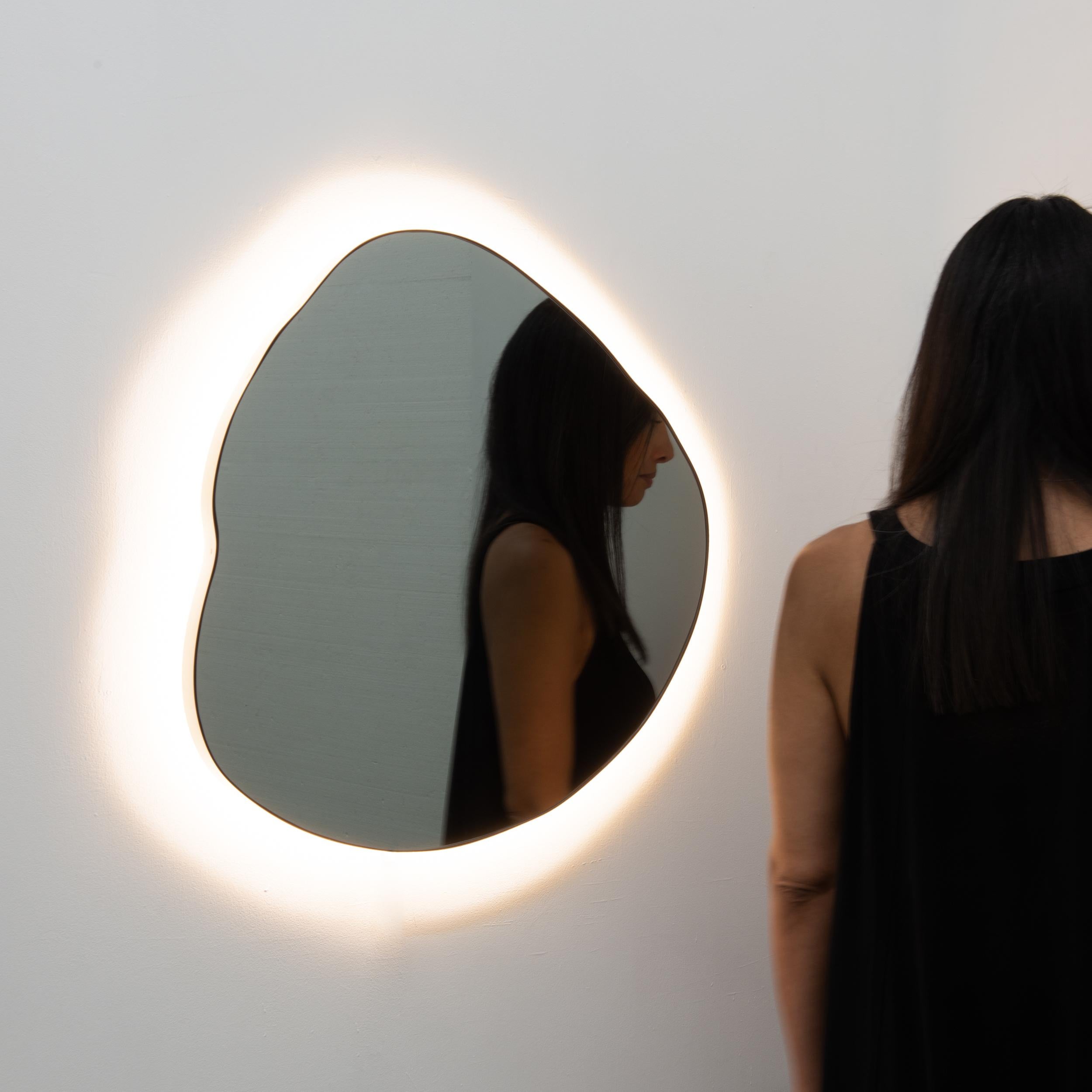 Ergon Organic Freeform beleuchteter schwarzer Spiegel, Bronze Patina Rahmen, groß (Britisch) im Angebot