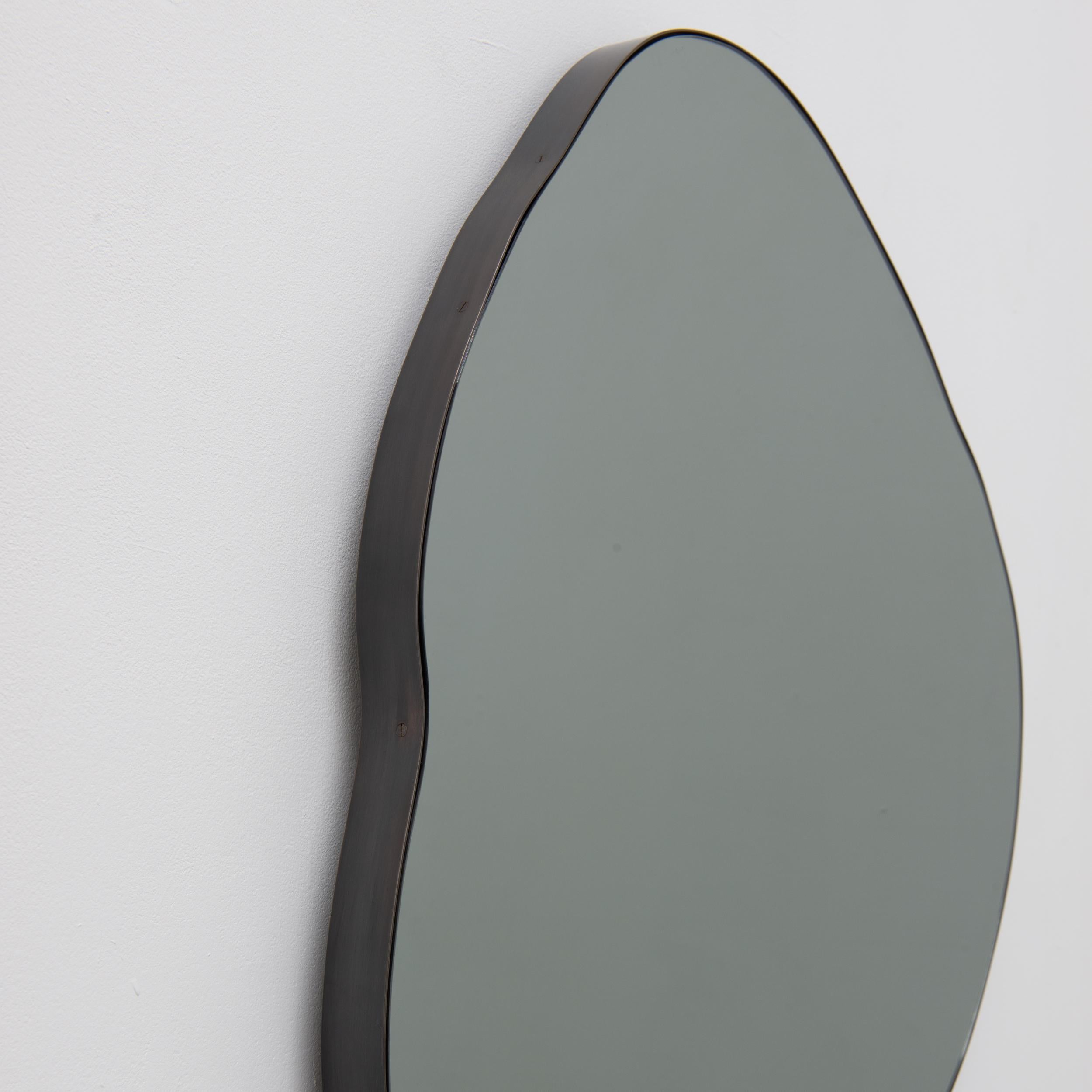 Laiton Ergon Organic Freeform Miroir noir éclairé, cadre Bronze Patina, large en vente