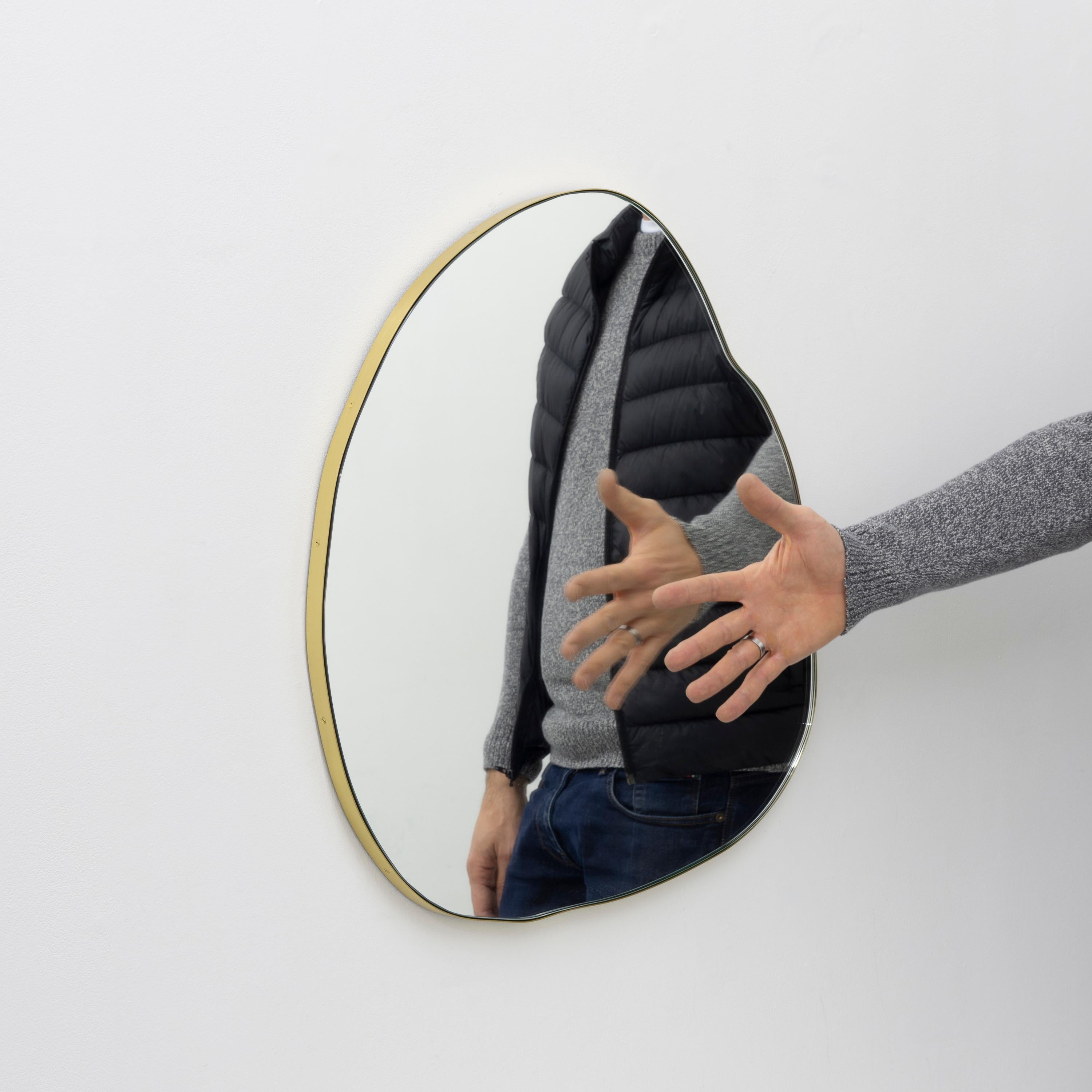 Ergon Organic Shaped Freeform Contemporary Mirror mit Messingrahmen, Medium (21. Jahrhundert und zeitgenössisch) im Angebot