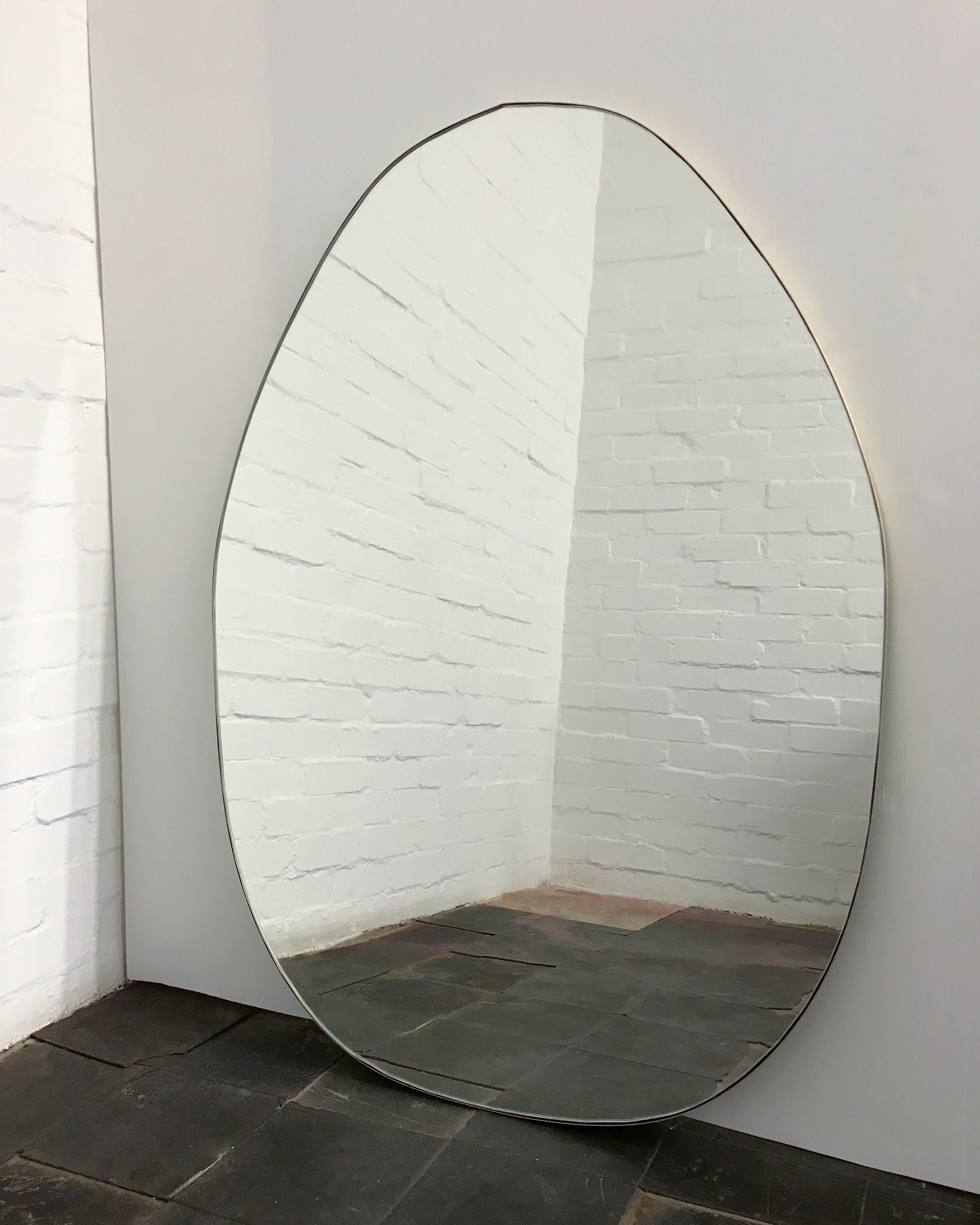 Nuva Organic Irregular Shaped Freeform Modern Mirror mit Messingrahmen, überdimensional (Organische Moderne) im Angebot
