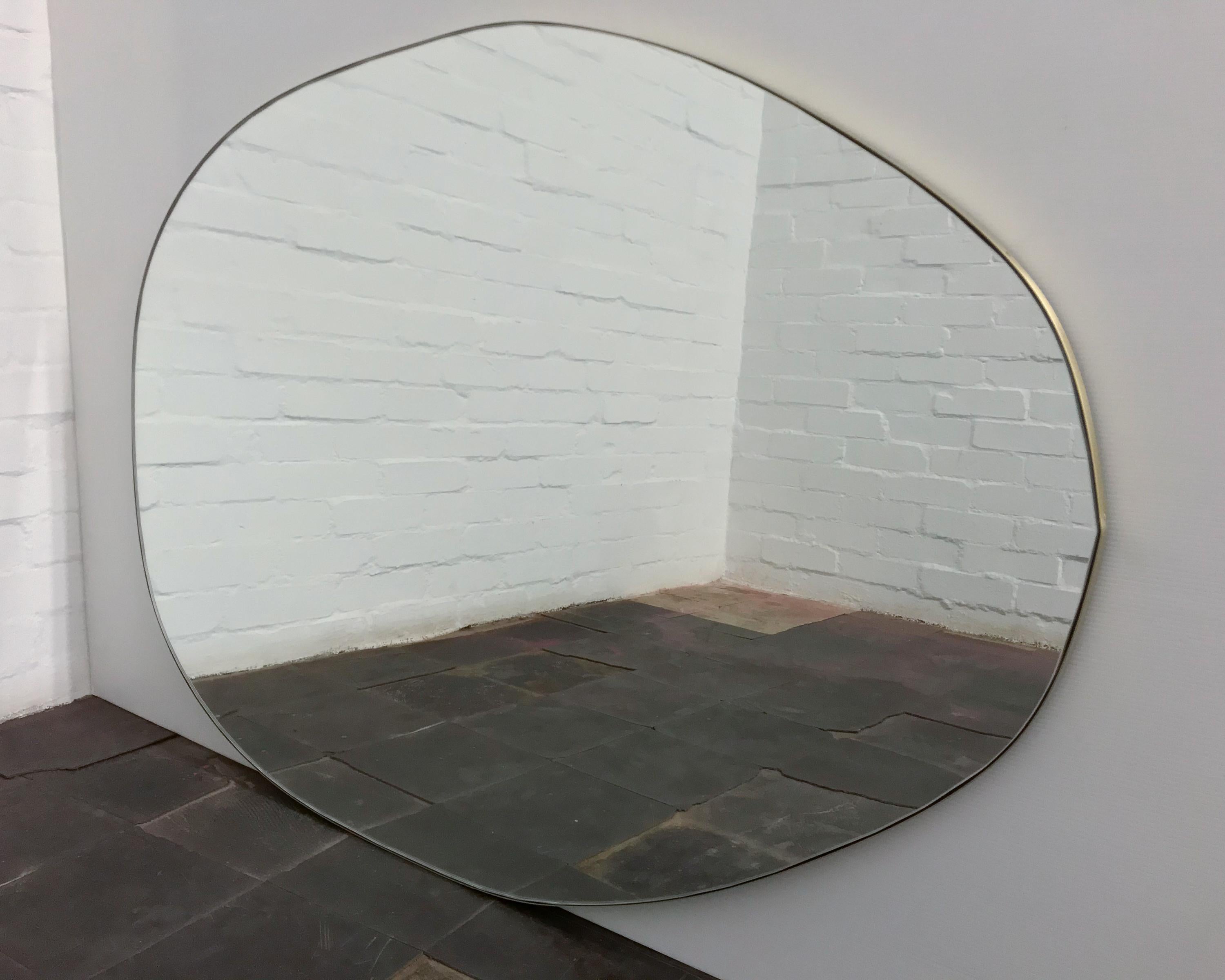 Nuva Organic Irregular Shaped Freeform Modern Mirror mit Messingrahmen, überdimensional im Zustand „Neu“ im Angebot in London, GB