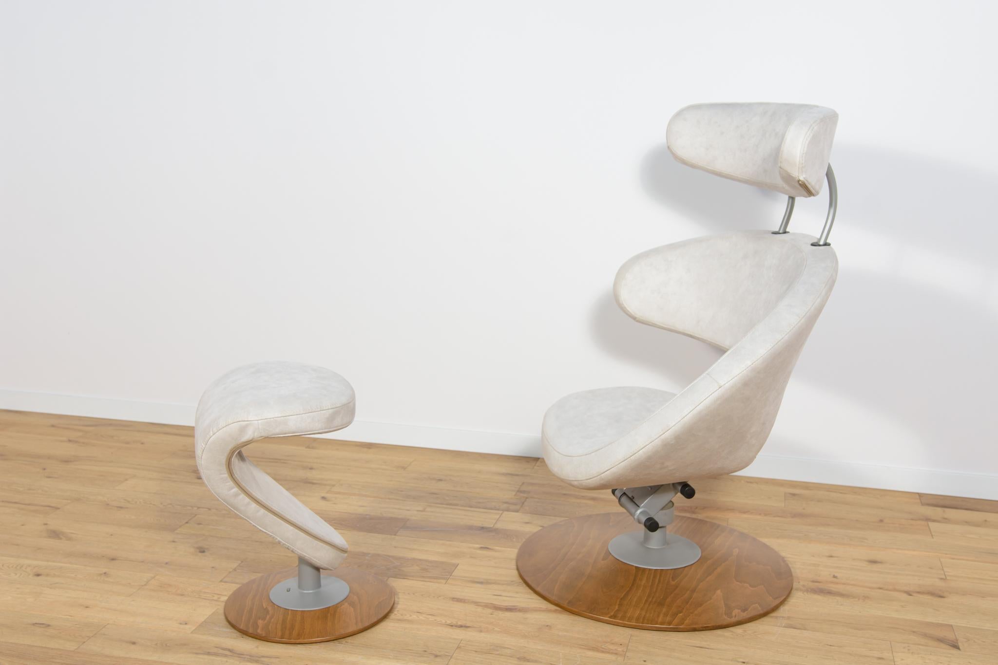 Ergonomischer Sessel und Hocker Modell Peel, entworfen von Olav Eldoy für die norwegische Firma Stokke im ersten Jahrzehnt des 21. Jahrhunderts. Ein stilvoller Sessel mit einer skulpturalen Dimension, hat ein Holzgestell. Das ganze Gebäude wurde