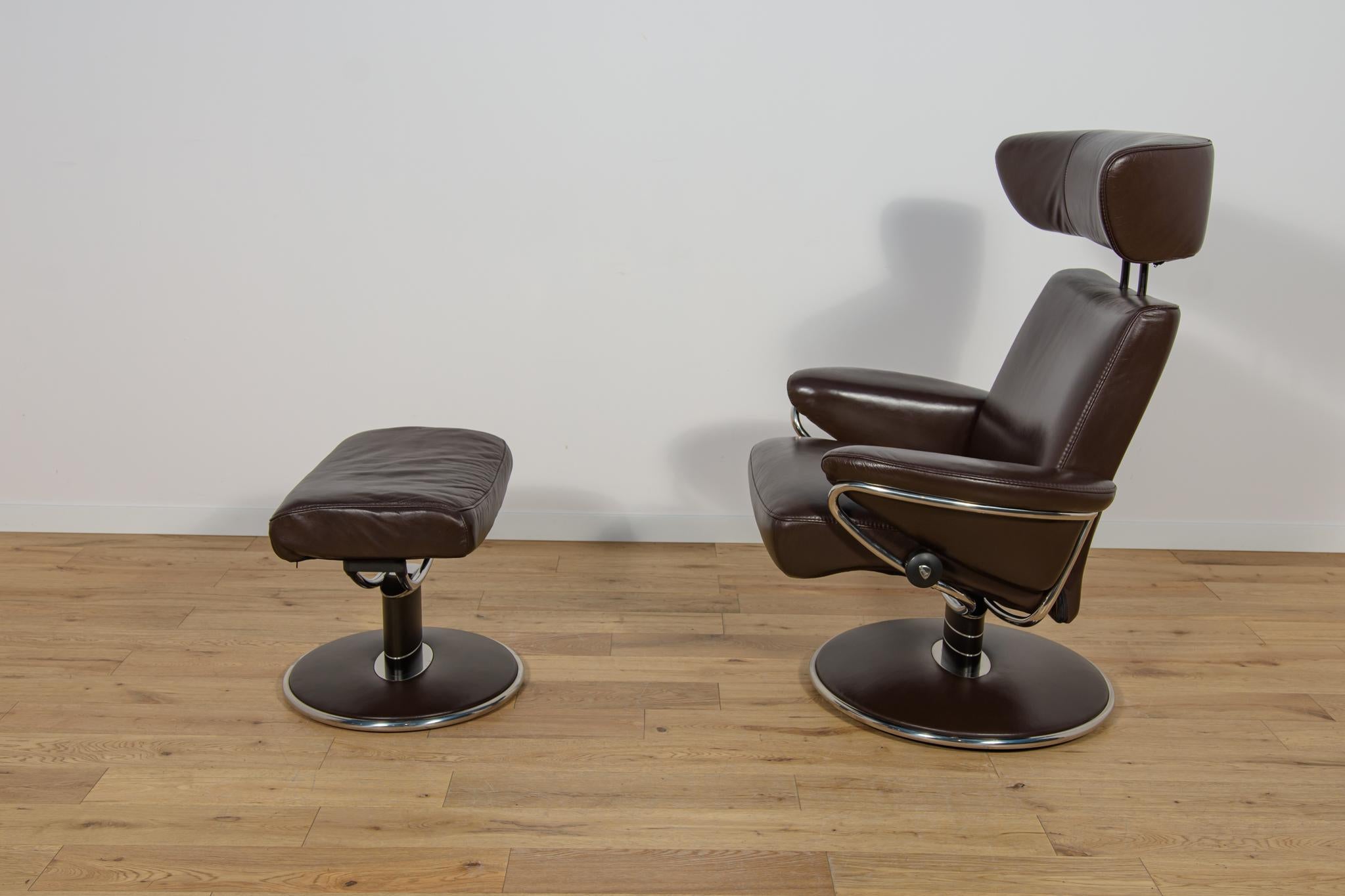Sillón ergonómico con reposapiés, modelo Jazz, fabricado por el fabricante noruego Ekornes Stressless en la primera década del siglo XXI. El sillón está en su estado original, muy bueno. Se ha limpiado todo, se han hecho pequeñas reparaciones y