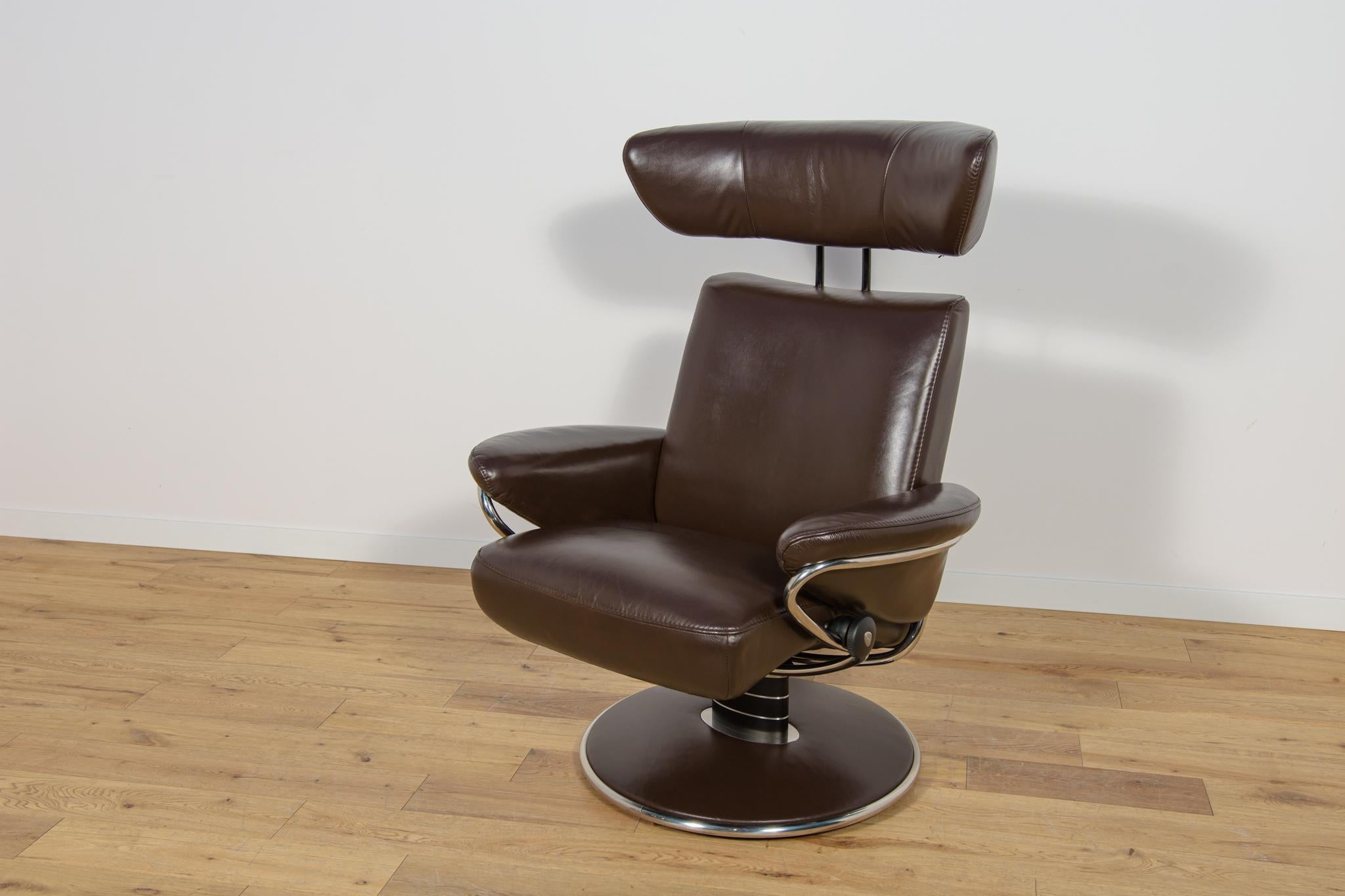 Sillón ergonómico con otomana Model de Ekornes Stressless, década de 2000. Cuero en venta