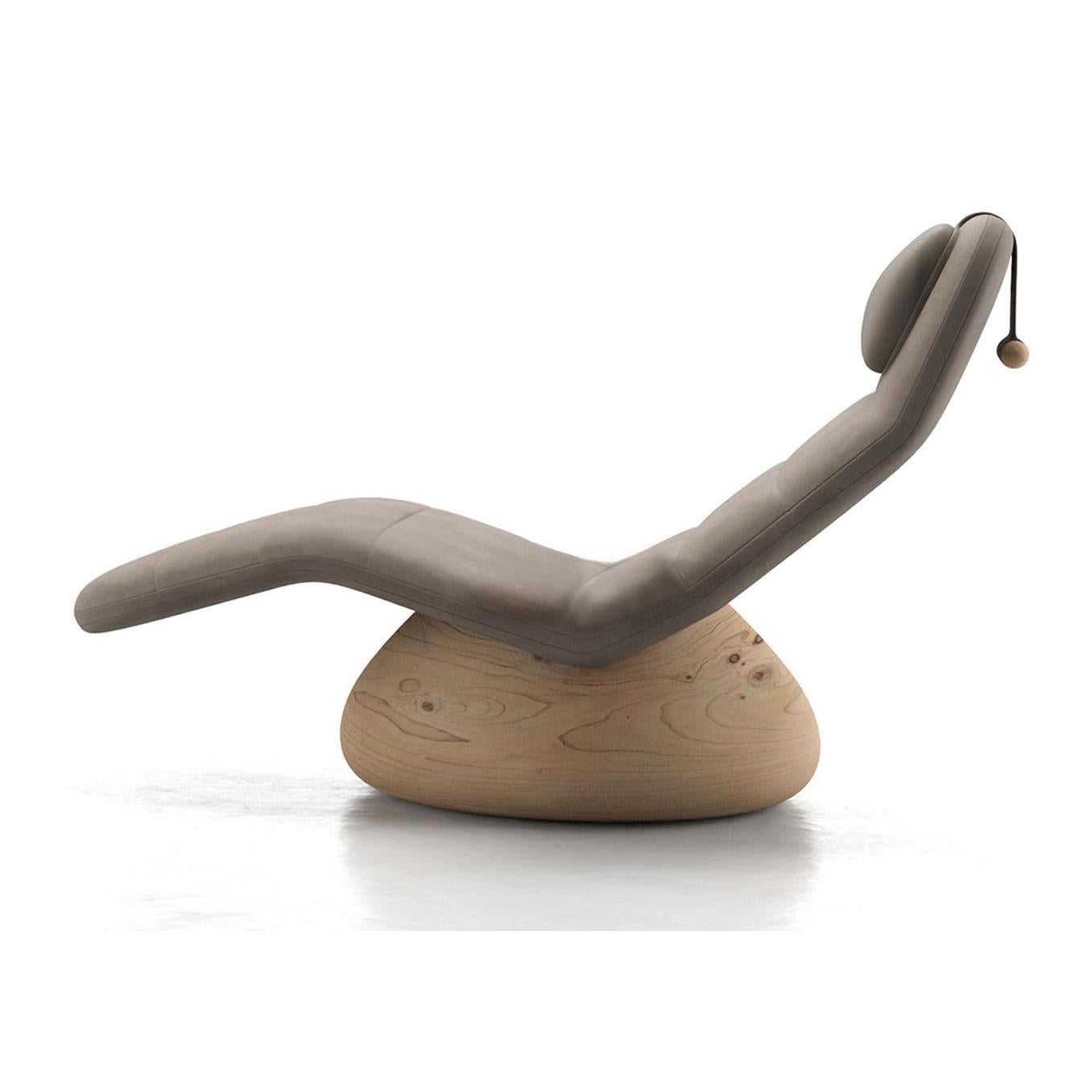 italien Chaise de relaxation ergonomique avec base en cèdre sculptée en vente