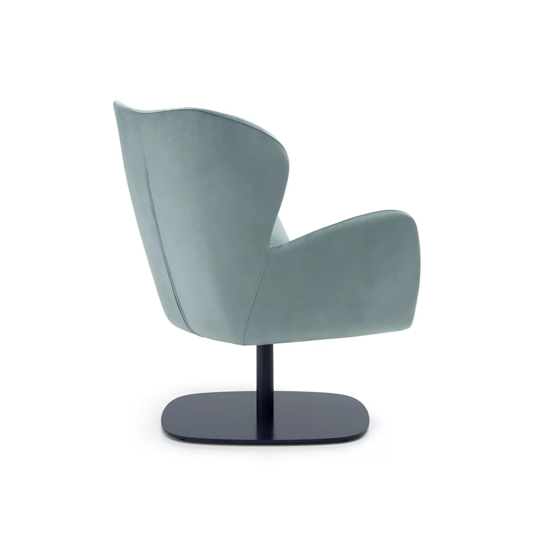 Ergonomic Swivel Lounge Chair Upholstered in Velvet In New Condition For Sale In New York, NY