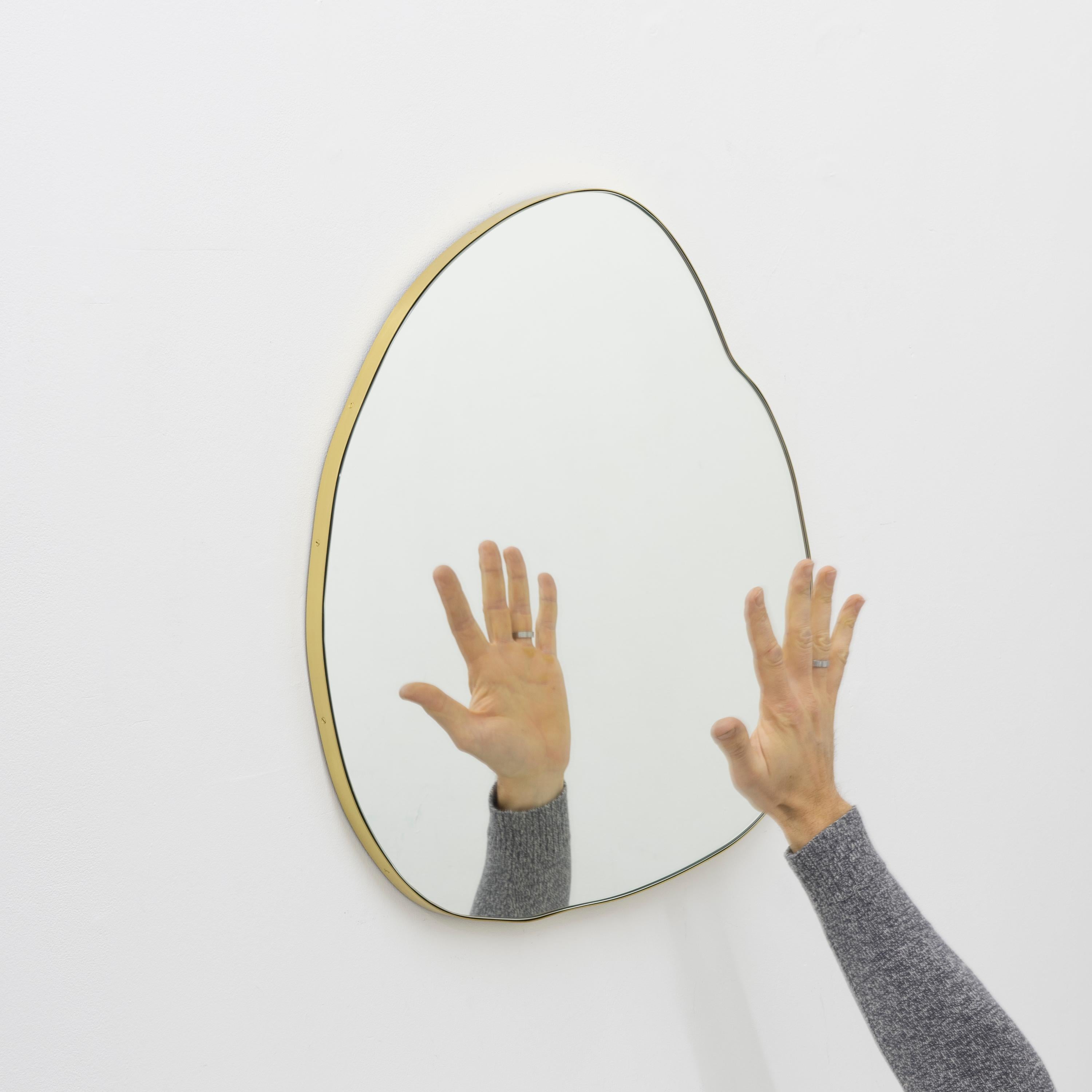 Argenté Grand miroir moderne Ergon de forme organique avec cadre en laiton en vente