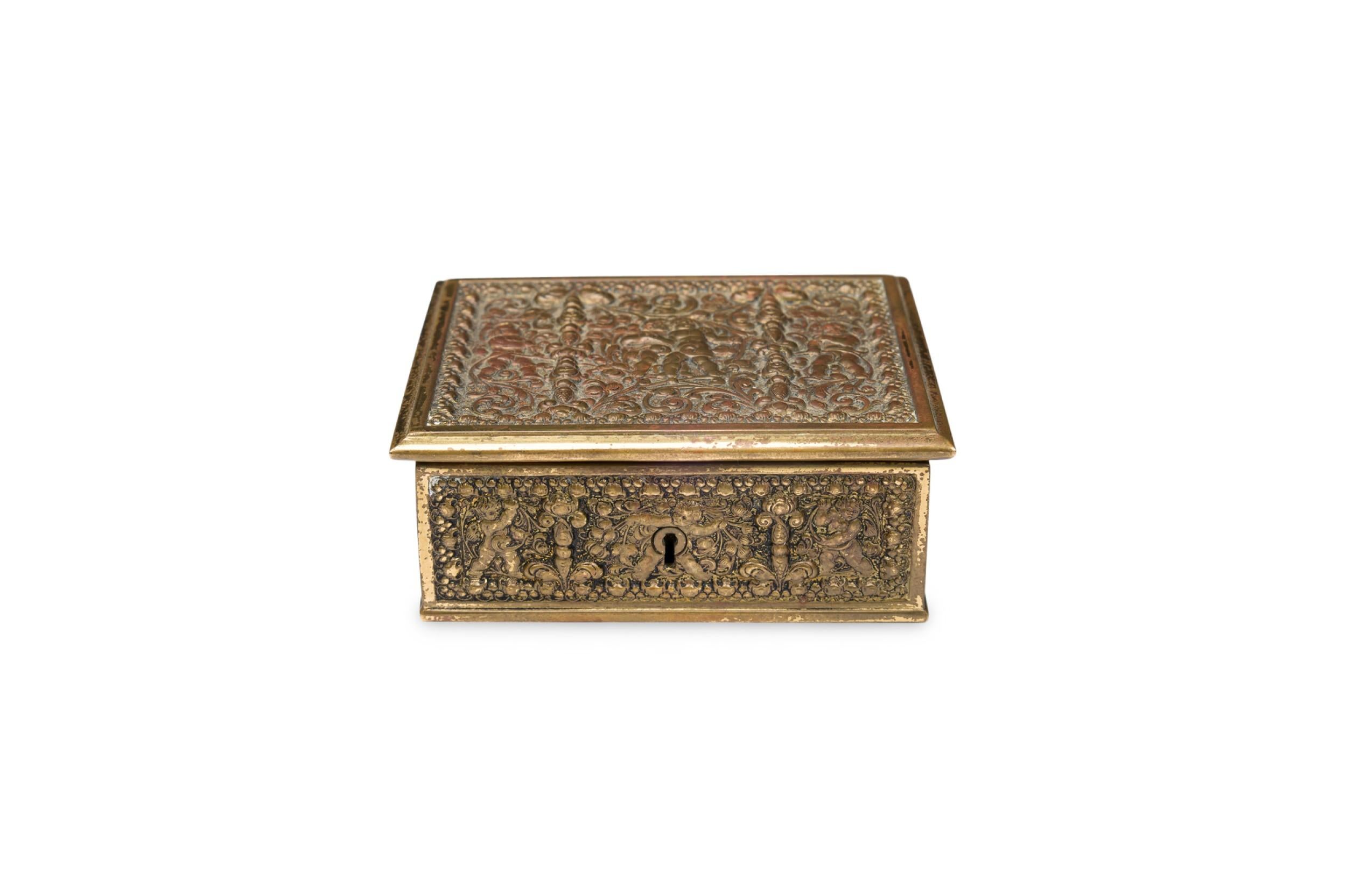 Kleine Messingdose im Stil der italienischen Renaissance (19. Jahrhundert) mit Putten und Ranken in starkem Relief (Herstellerzeichen: Erhard und Sohne)