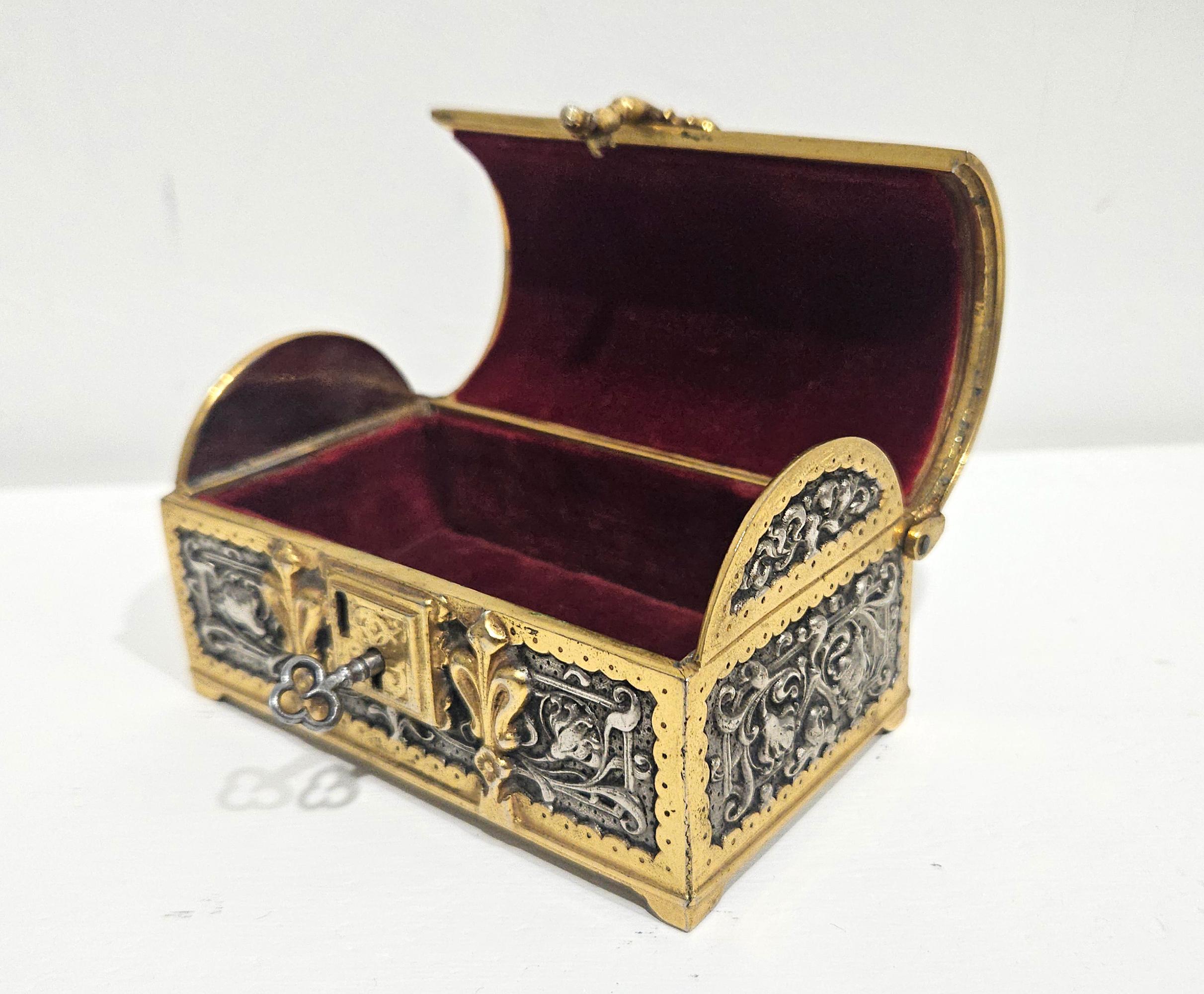 Un magnifique cercueil art nouveau fabriqué par Erhard and Sohn en Allemagne vers 1905. 

Le cercueil est d'une exécution exquise avec des détails feuillagés, réalisé dans le style néo-gothique en laiton poli et argenté, et doté d'une poignée sur le