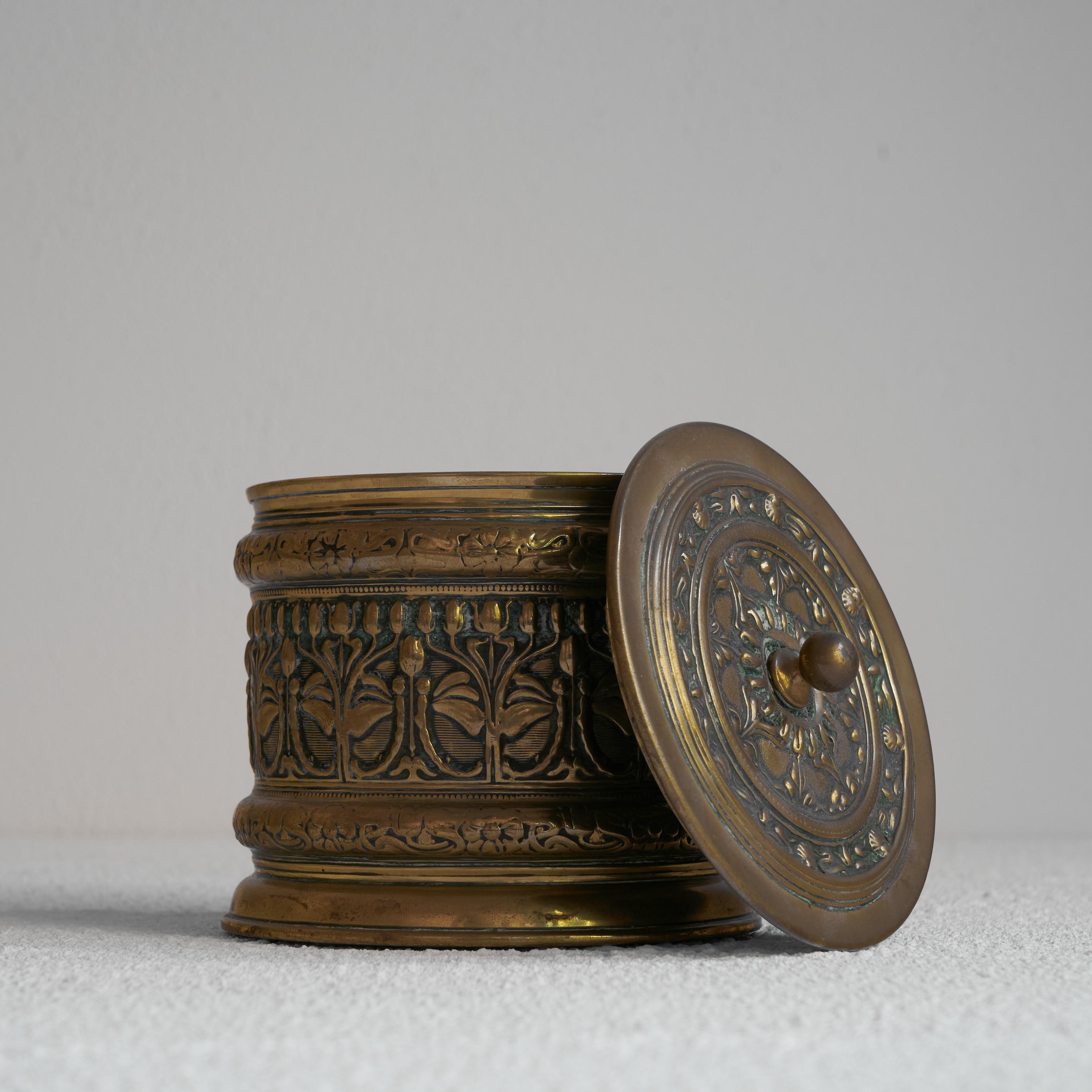 Hand-Crafted Erhard & Söhne Art Nouveau Lidded Pot in Patinated Brass For Sale