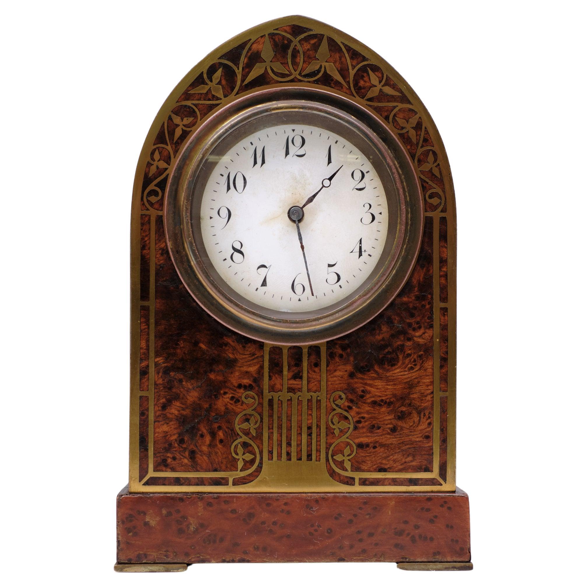 Magnifique  Horloge de bureau Art Nouveau .fabriqué par  Erhard & Söhne
en Autriche 1910 Bois de ronce avec  Incrustation en laiton . Superbe travail d'artisan.
Le mouvement était usé. Je l'ai donc envoyé à un très bon horloger belge.
Et maintenant,