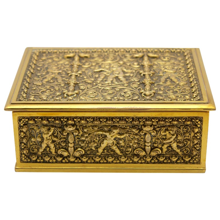 Boîte à tabac ou à bijoux en laiton repoussé Art Nouveau signée Erhard and  Sons - En vente sur 1stDibs