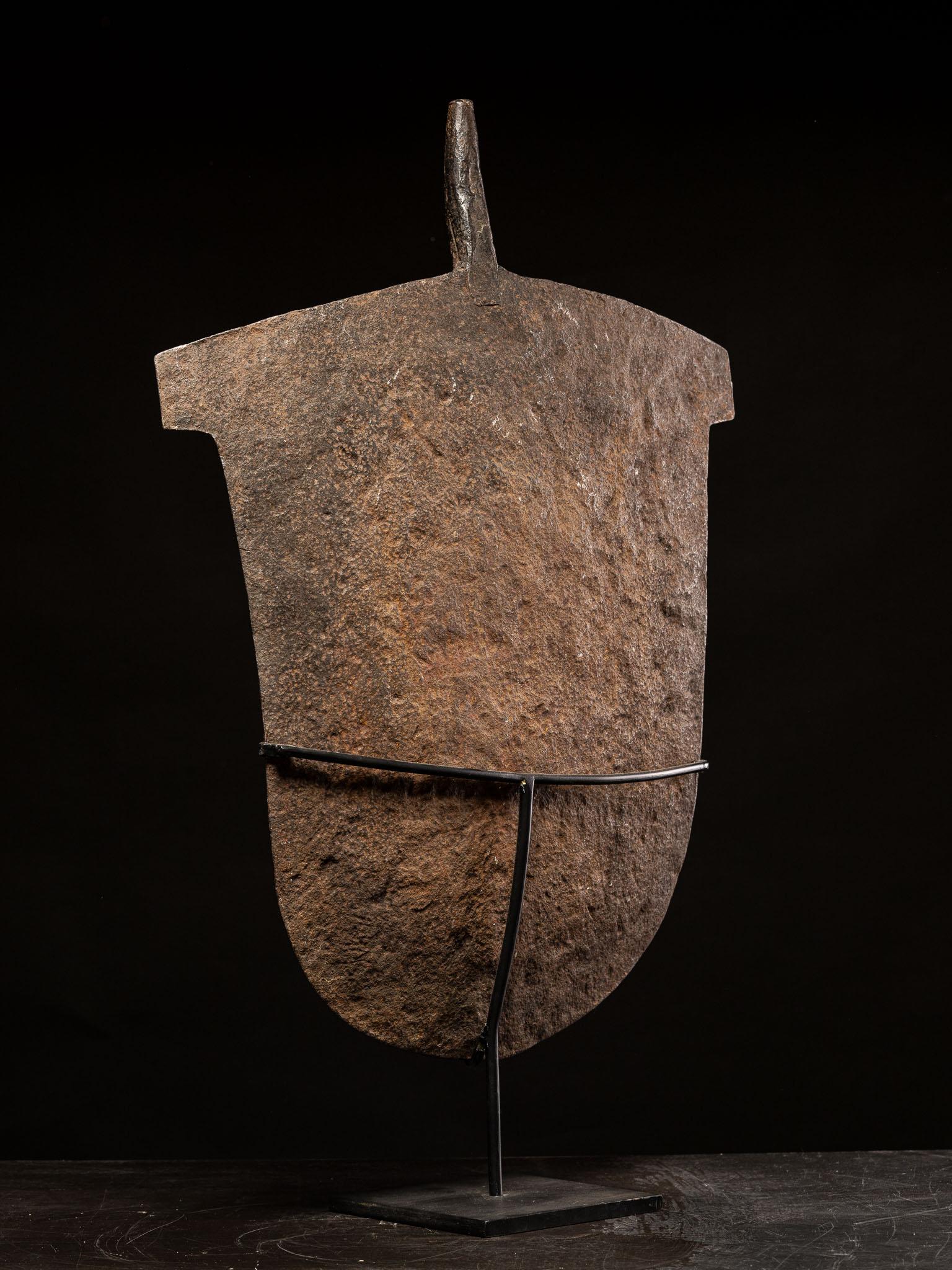 XIX secolo Erhnic Design/One, moneta di ferro per zappe, Afo Peoples Nigeria in vendita