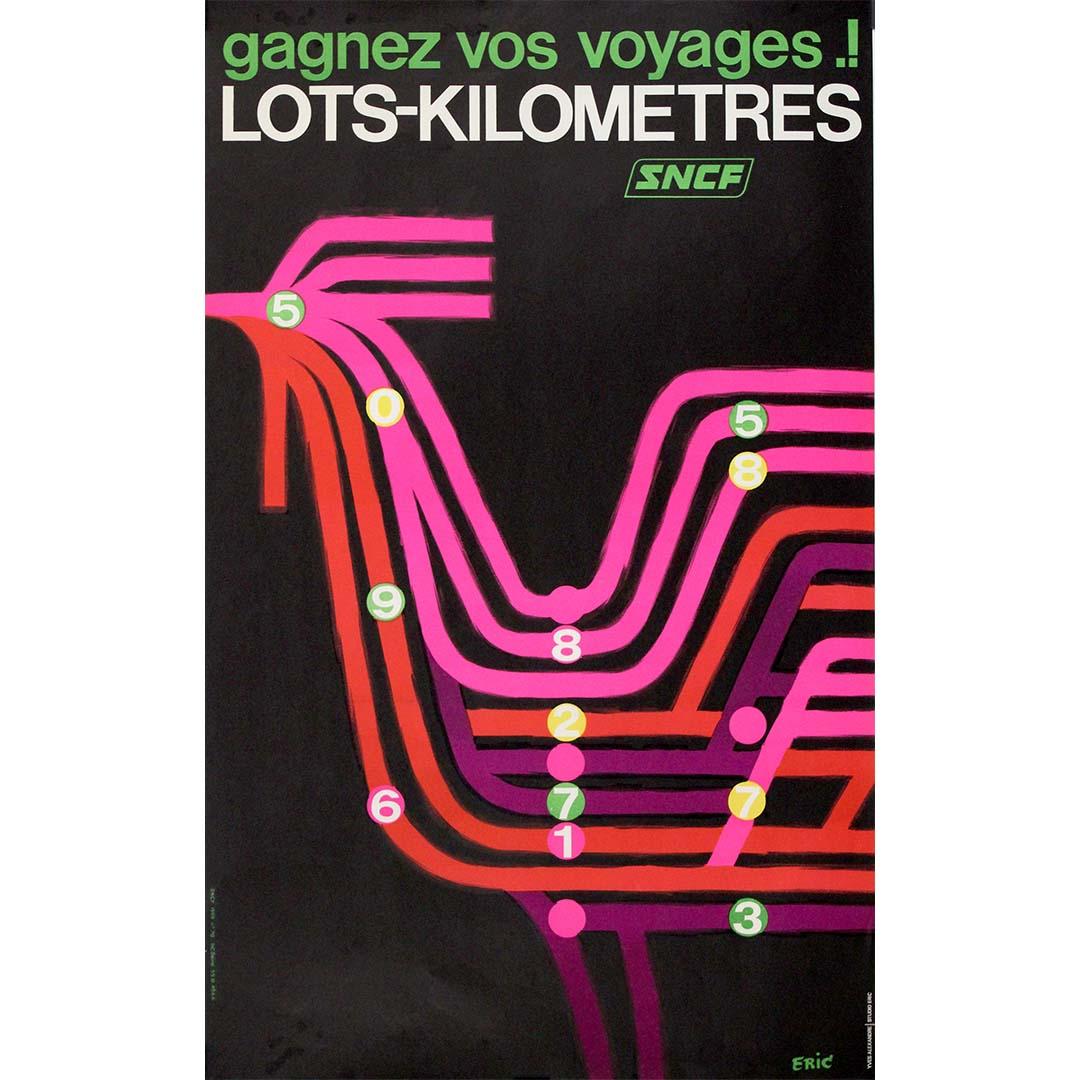Conçue par l'artiste Eric en 1969, cette affiche promotionnelle de la SNCF capture l'esprit de loisir et de mouvement de la France d'après-guerre. Intitulé Gagnez vos voyages ! Lots Kilomètres, l'affiche faisait la promotion d'un concours public sur