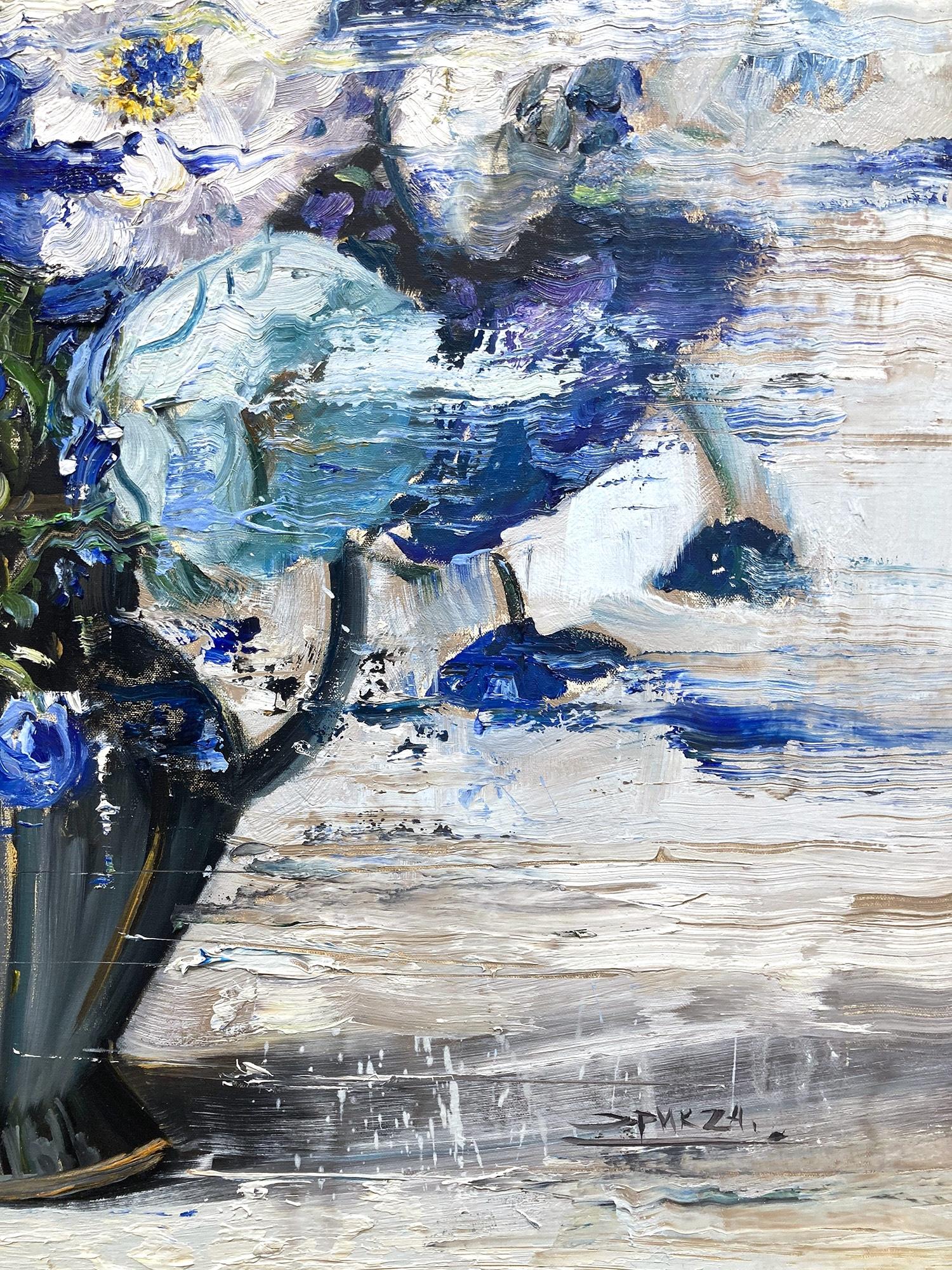 Una representación impresionista de un jarrón de porcelana con un estallido de flores blancas y azul cerúleo que estallan de color y marcas audaces. Alfaro traslada el movimiento cultural barroco a sus lienzos con precisión, yuxtaponiendo un drama