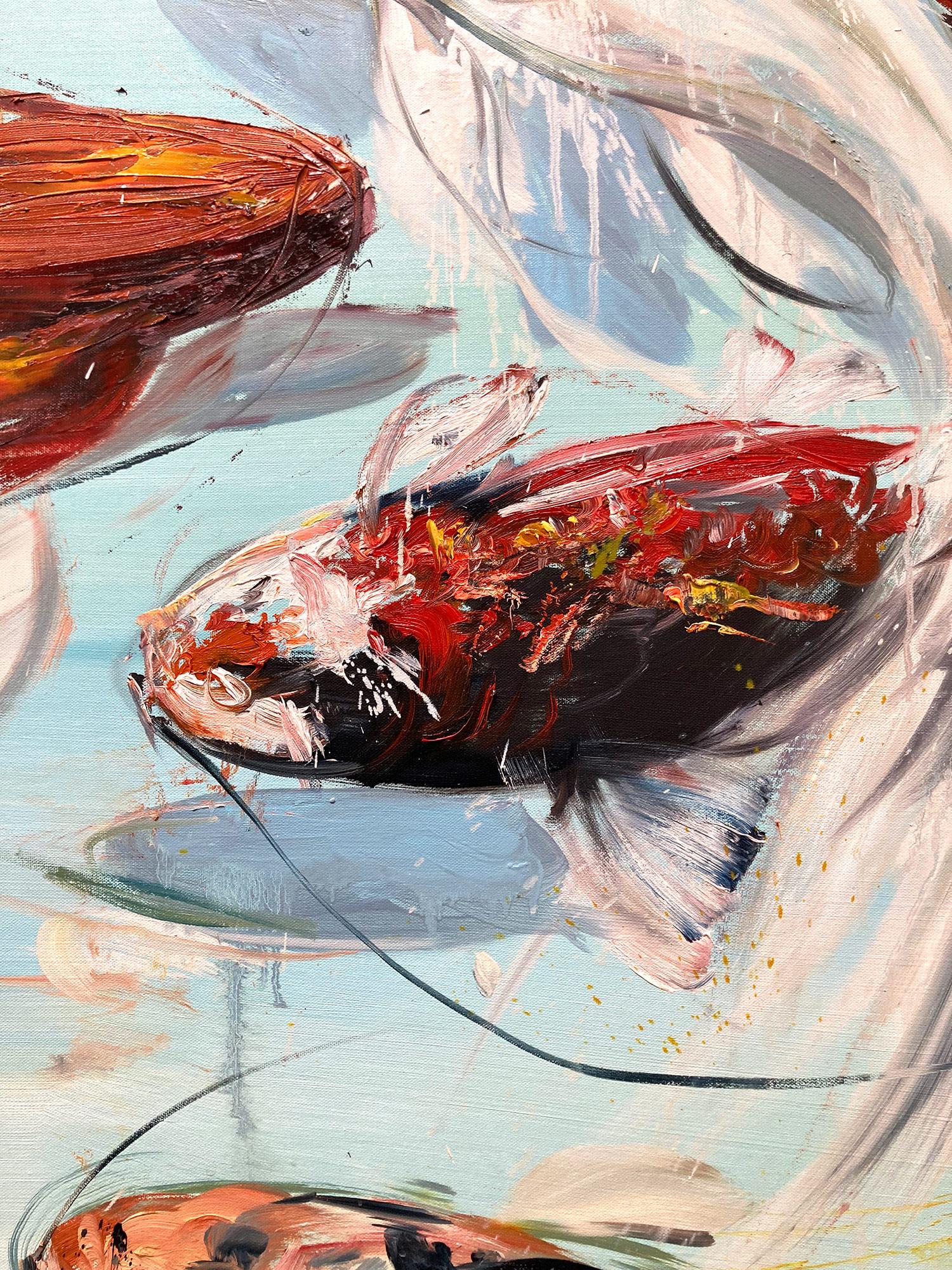 Un ritratto impressionistico di pesci Koi giapponesi raffigurati in modo esultante con movimento ed entusiasmo. In un'esplosione di movimento, i pesci nuotano gioiosamente nelle limpide acque azzurre, mentre l'artista cattura con precisione gli