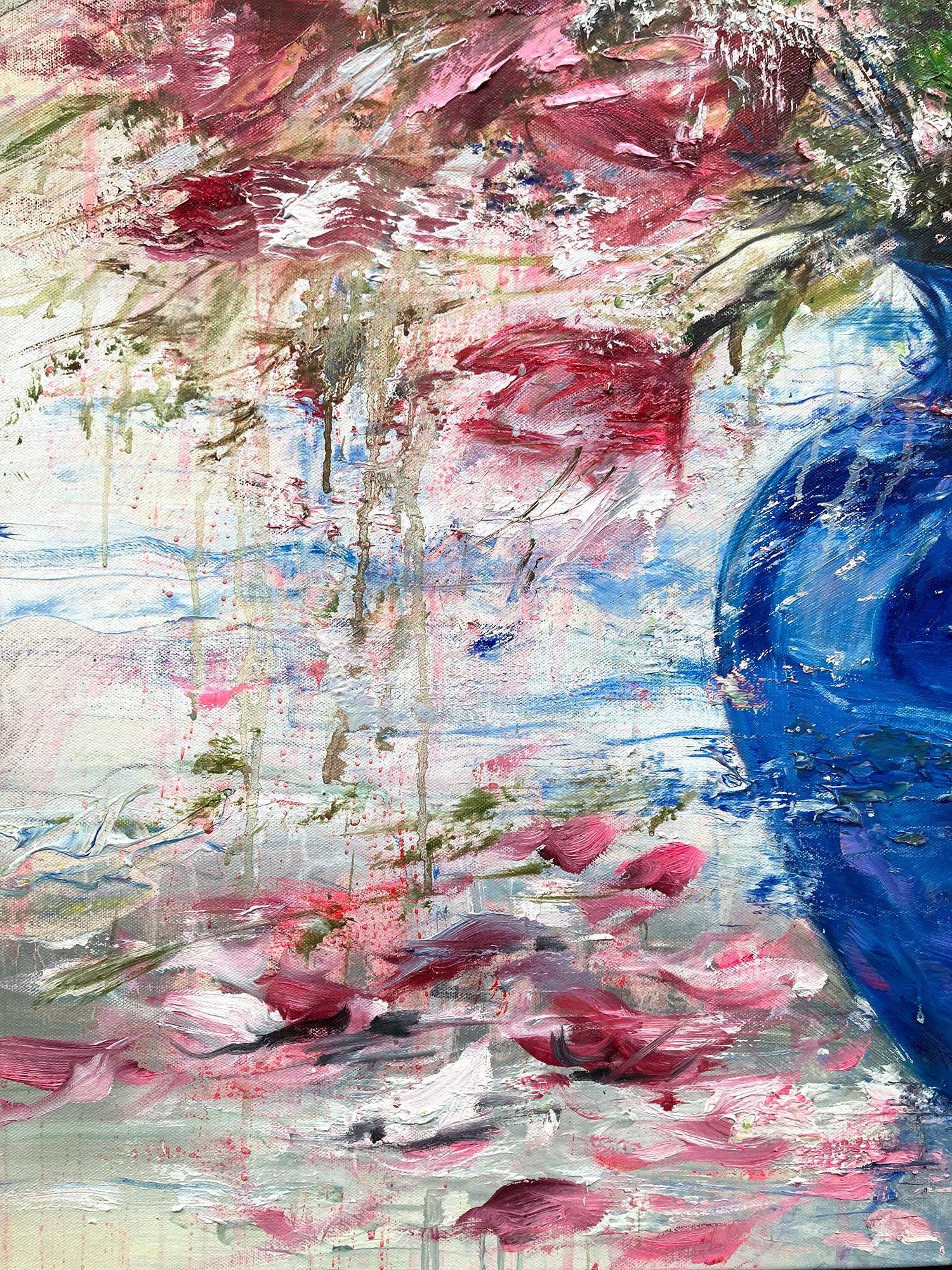 Impressionistische Darstellung einer blauen Porzellanvase mit einer Explosion von weißen, rosafarbenen und hellroten Blumen, die vor Farbe und kräftigen Zeichen strotzen. Alfaro überträgt die kulturelle Bewegung des Barocks mit Präzision auf seine