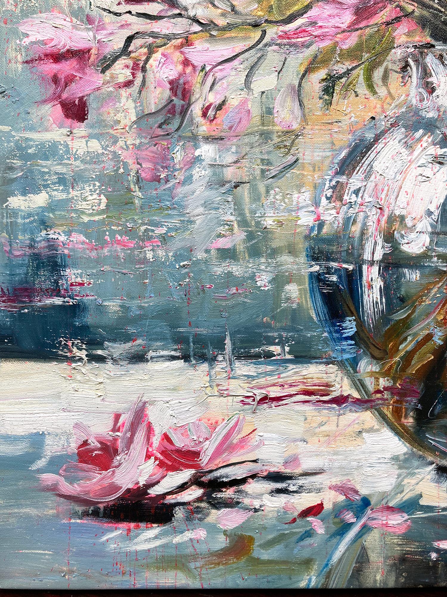 Eine impressionistische Darstellung einer Glasvase mit einer Explosion von weißen, rosafarbenen und hellroten Blumen, die mit Farbe und kräftigen Zeichen explodieren. Alfaro überträgt die kulturelle Bewegung des Barocks mit Präzision auf seine