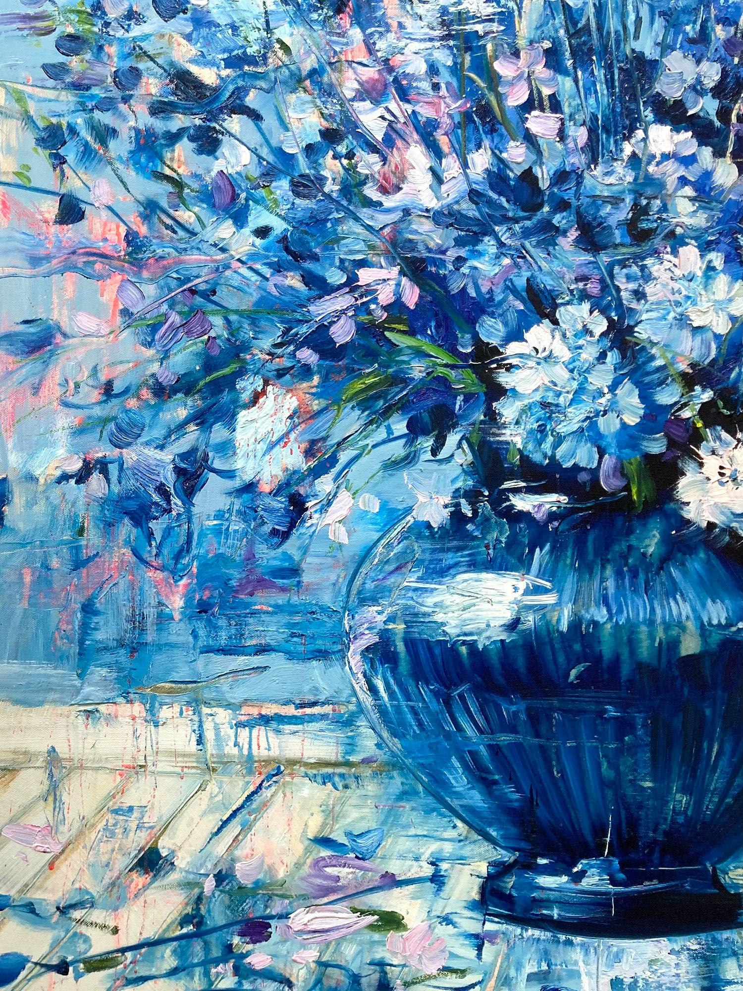 Eine impressionistische Darstellung einer blauen Porzellanvase mit einer Explosion von blauen Blumen, die mit Farbe und kräftigen Zeichen explodieren. Alfaro überträgt die kulturelle Bewegung des Barocks mit Präzision auf seine Leinwände und stellt