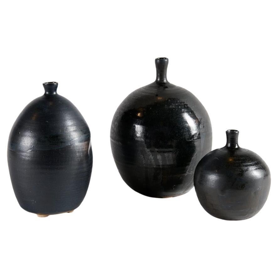 Eric Astoul, Groupe de vases en céramique, glaçure noire, La Borne, France, 2025 en vente